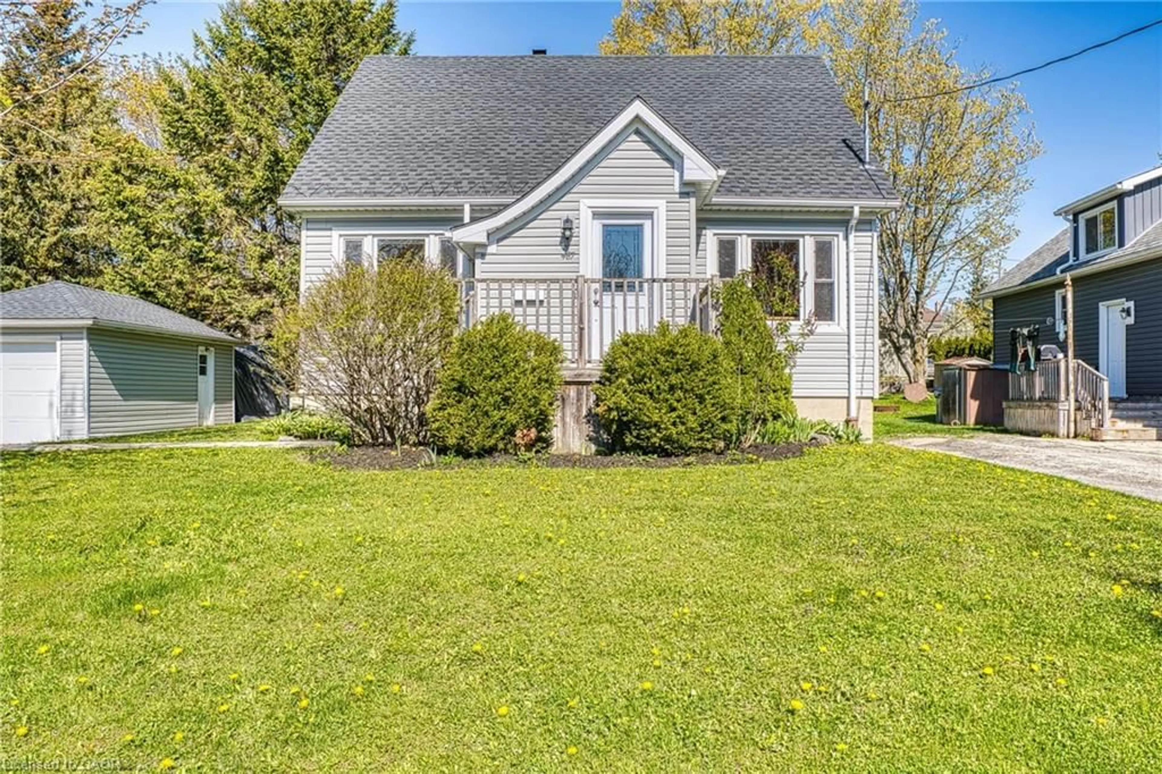 Home with vinyl exterior material, street for 487 York Ave, Listowel Ontario N4W 2X6