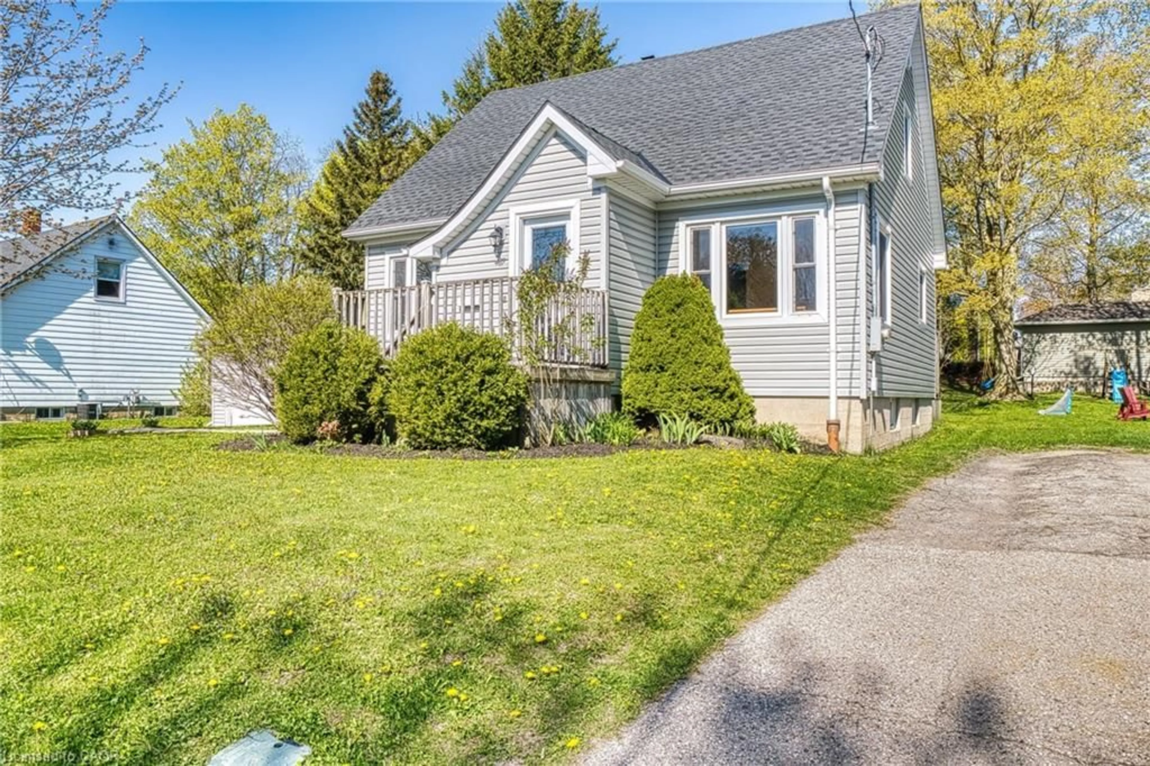 Home with vinyl exterior material, street for 487 York Ave, Listowel Ontario N4W 2X6