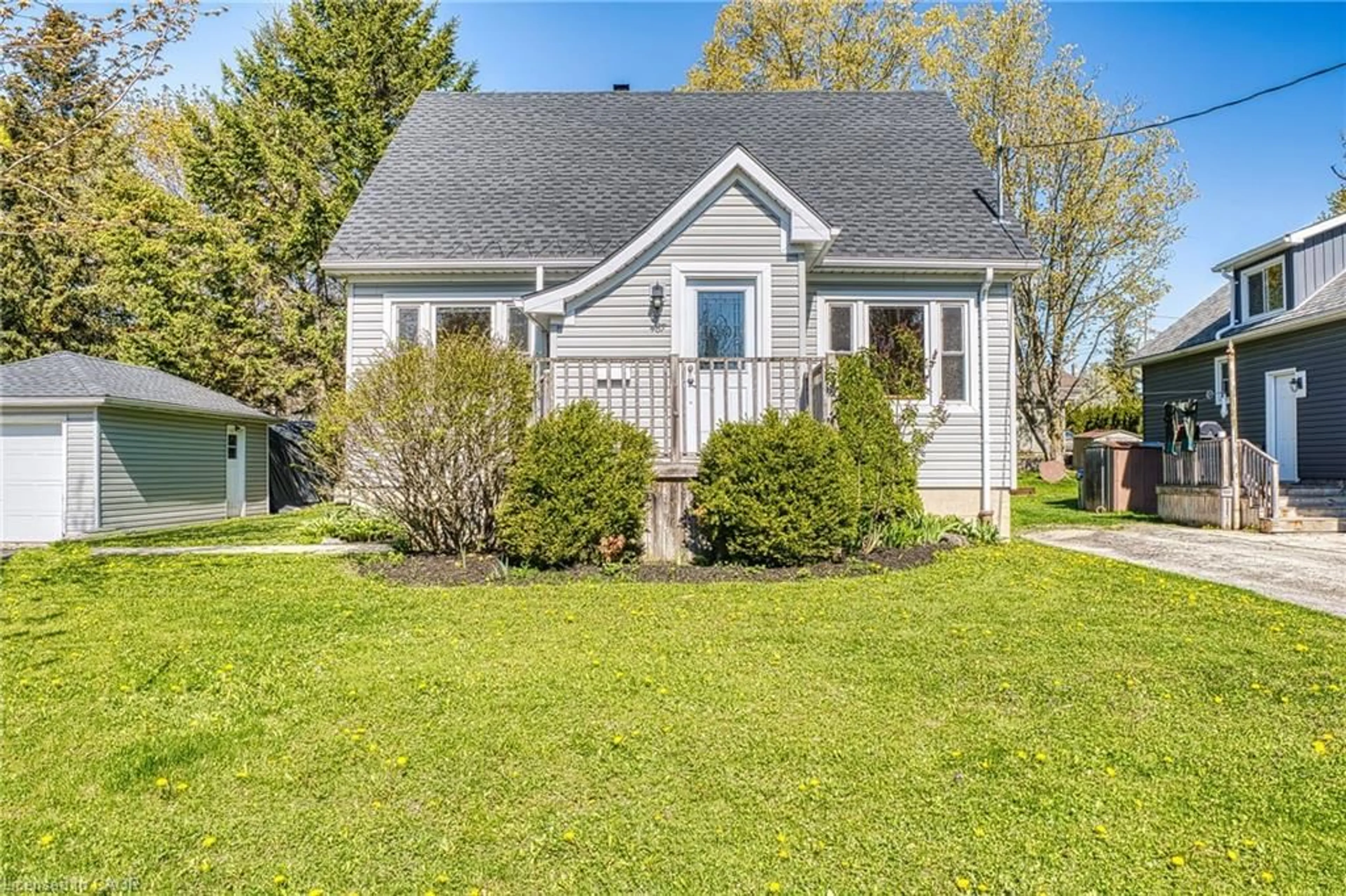 Home with vinyl exterior material, street for 487 York Ave, Listowel Ontario N4W 2X6