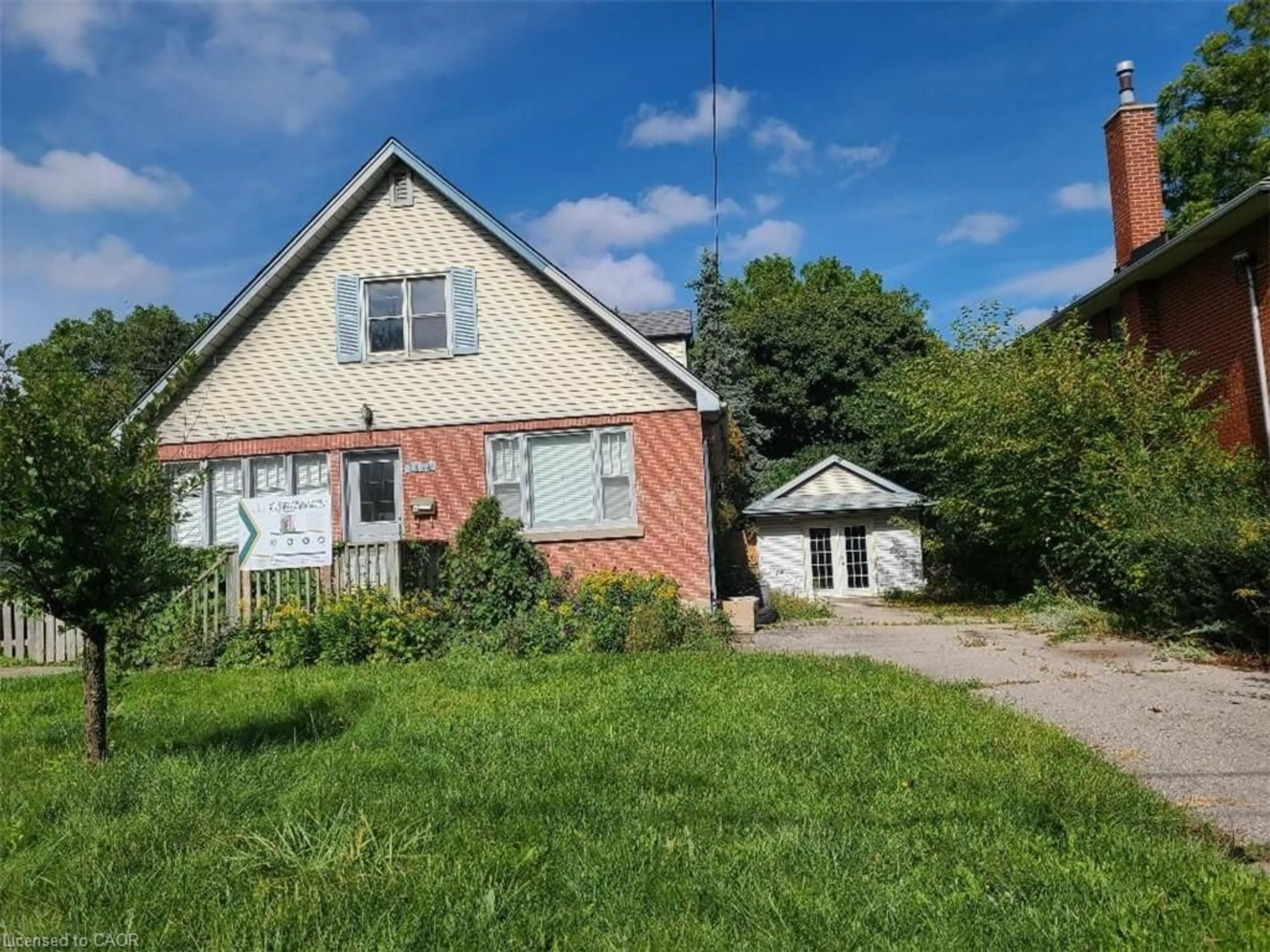 A pic from outside/outdoor area/front of a property/back of a property/a pic from drone, street for 1154 Queens Blvd, Kitchener Ontario N2M 1C2