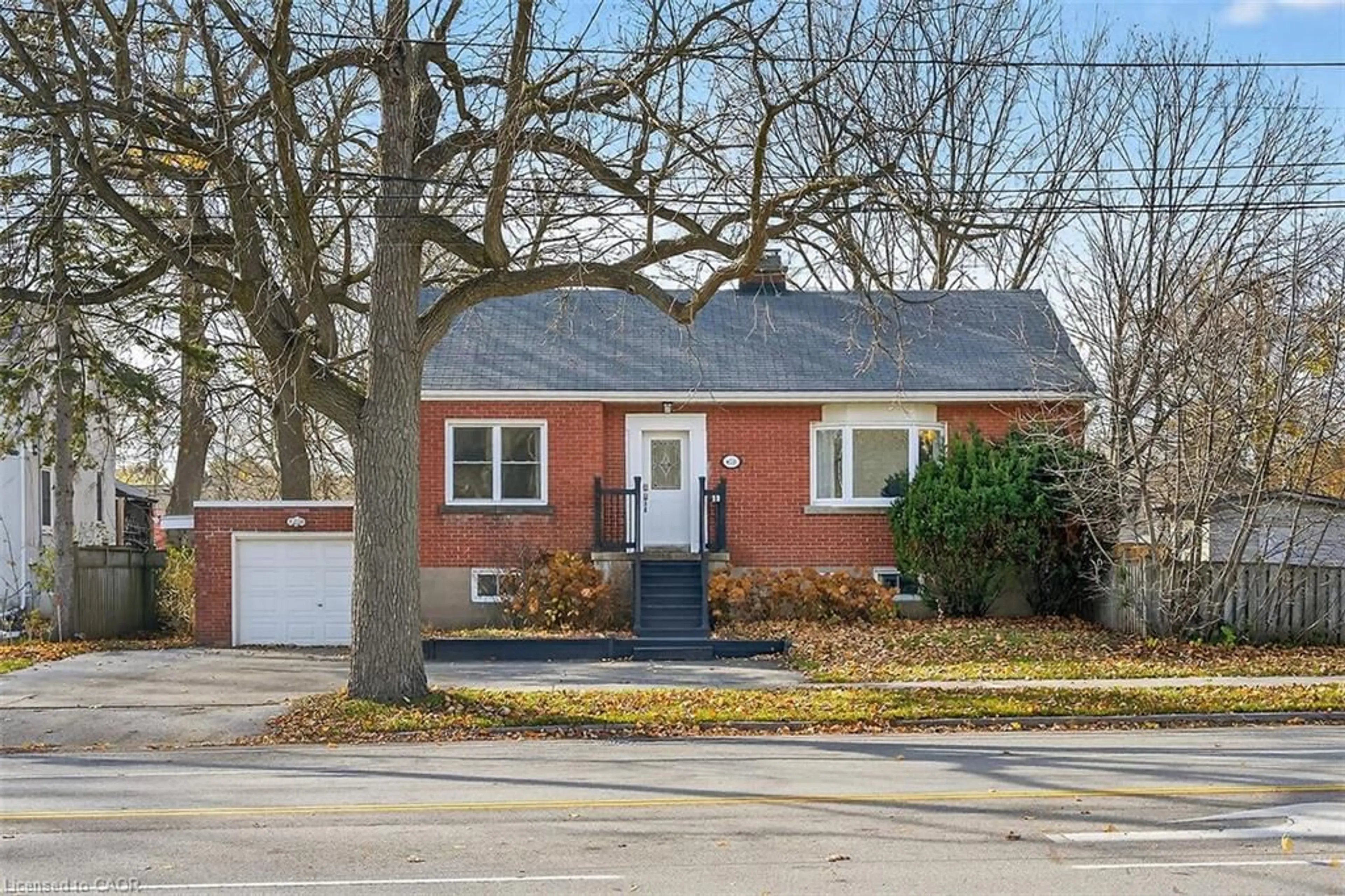 Home with brick exterior material, street for 610 Guelph Line, Burlington Ontario L7R 3M4