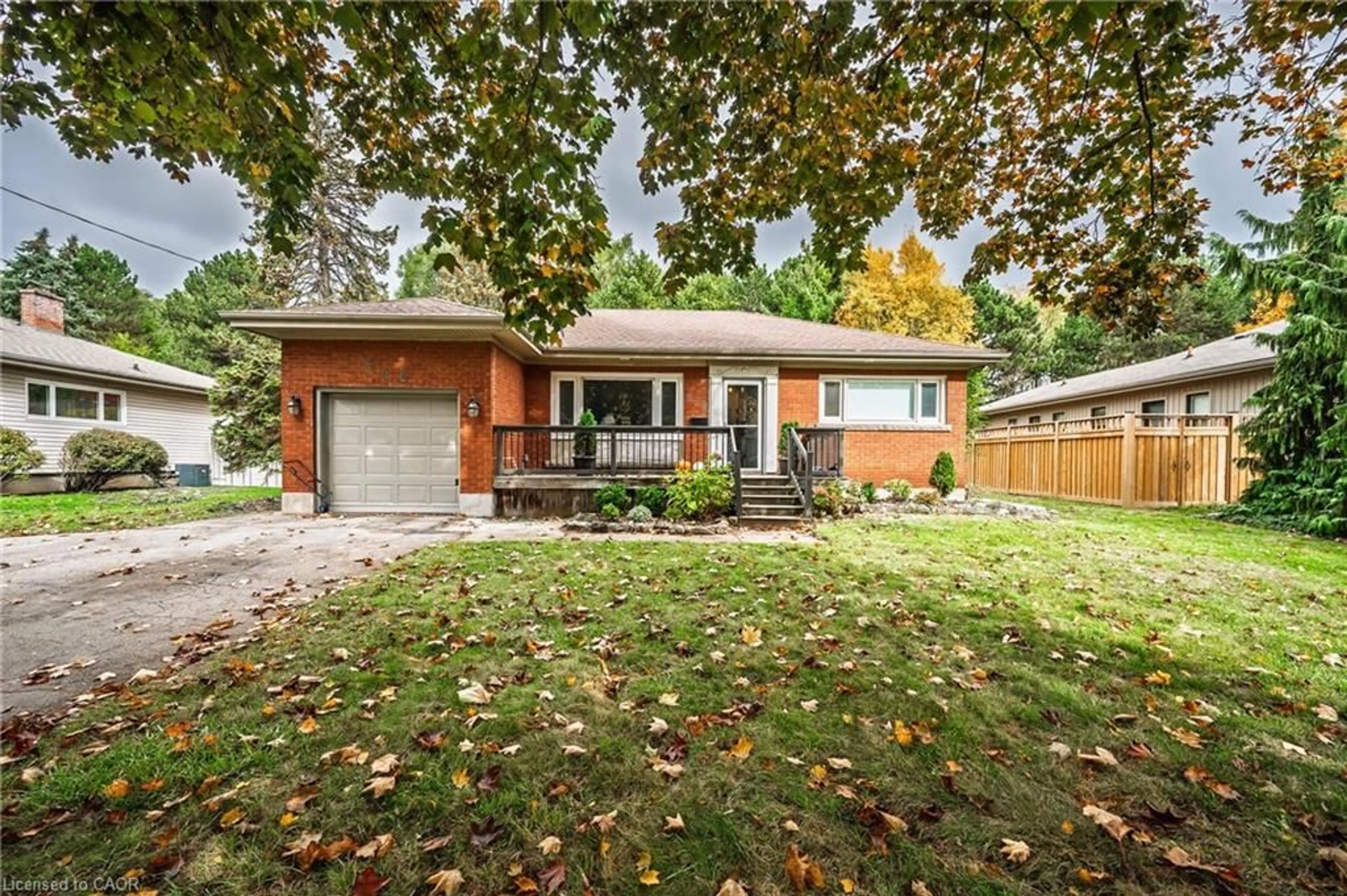 Home with brick exterior material, street for 945 Cloverleaf Dr, Burlington Ontario L7T 3Y8