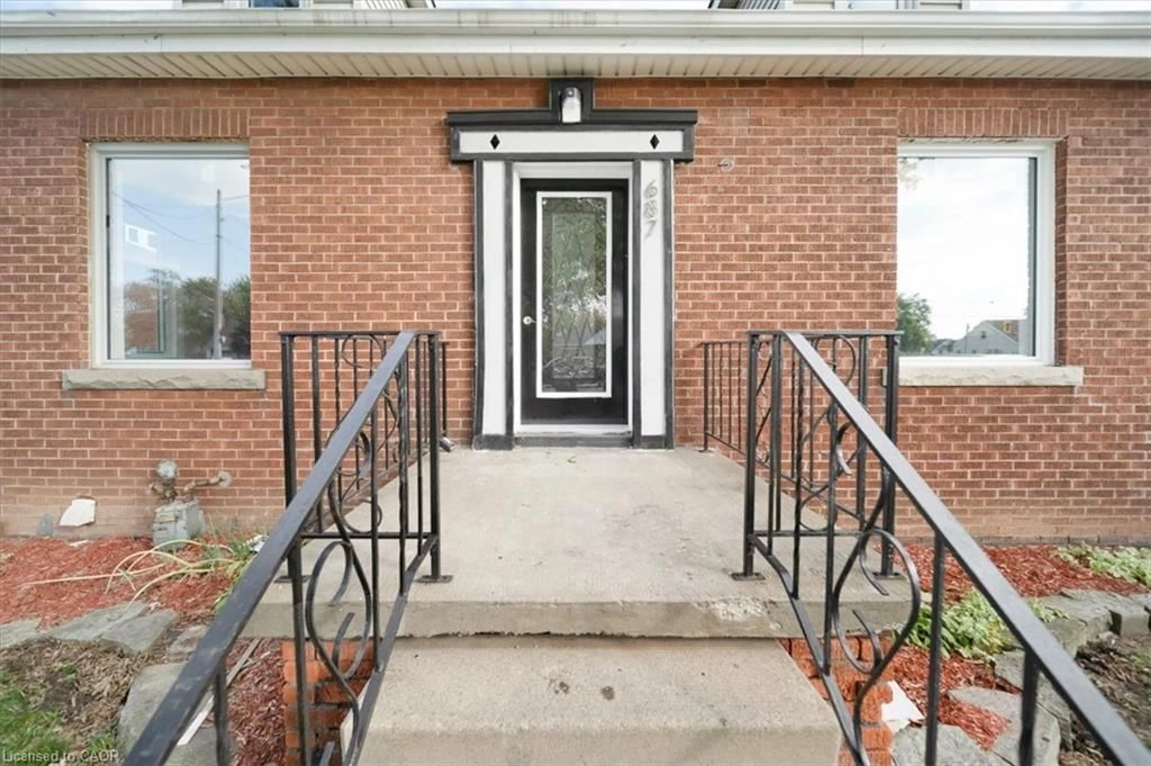 Unknown for 687 Upper James St, Hamilton Ontario L9C 2Z4