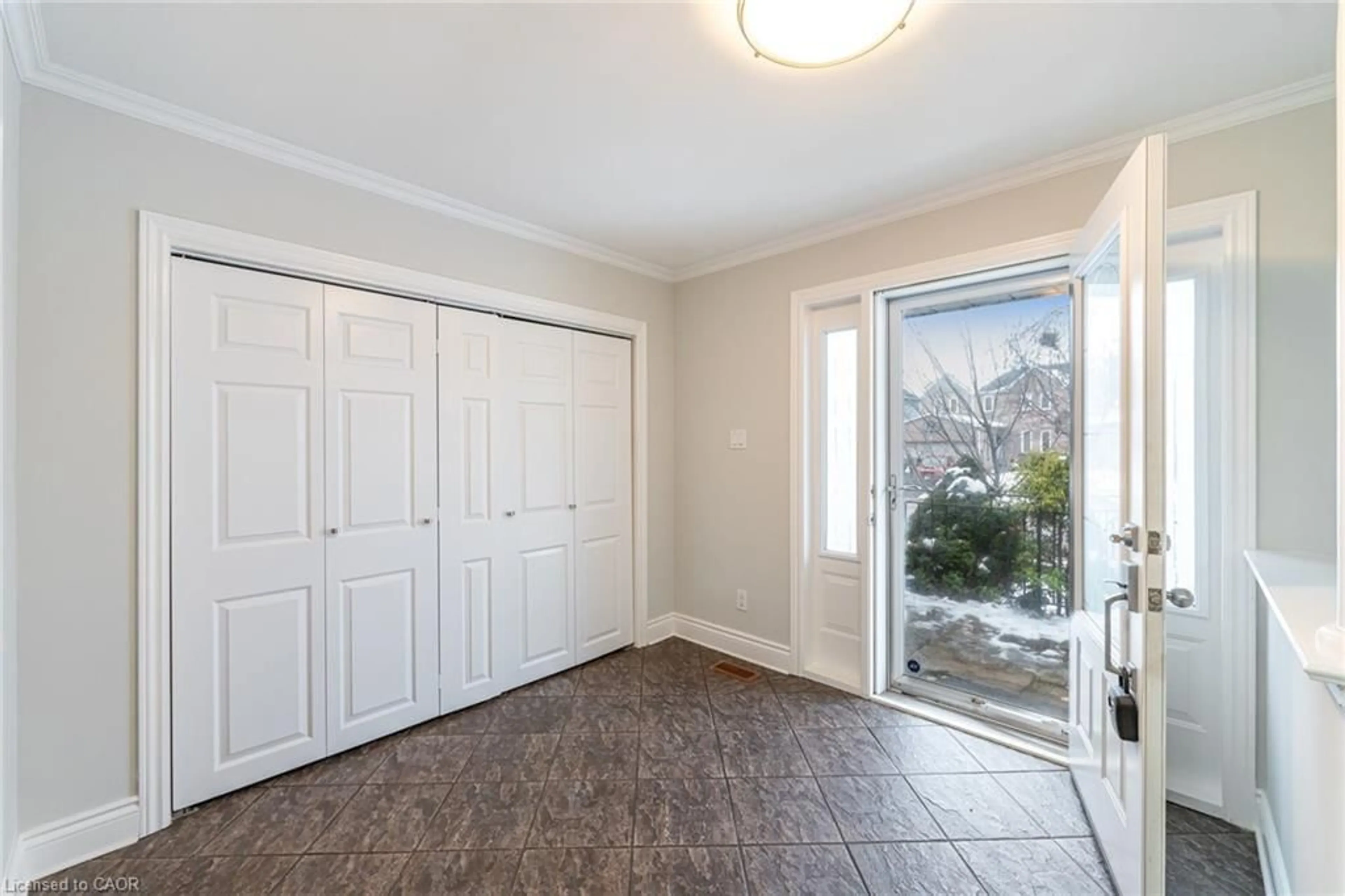 Indoor entryway for 3018 Dalehurst Dr, Mississauga Ontario L5N 6M8