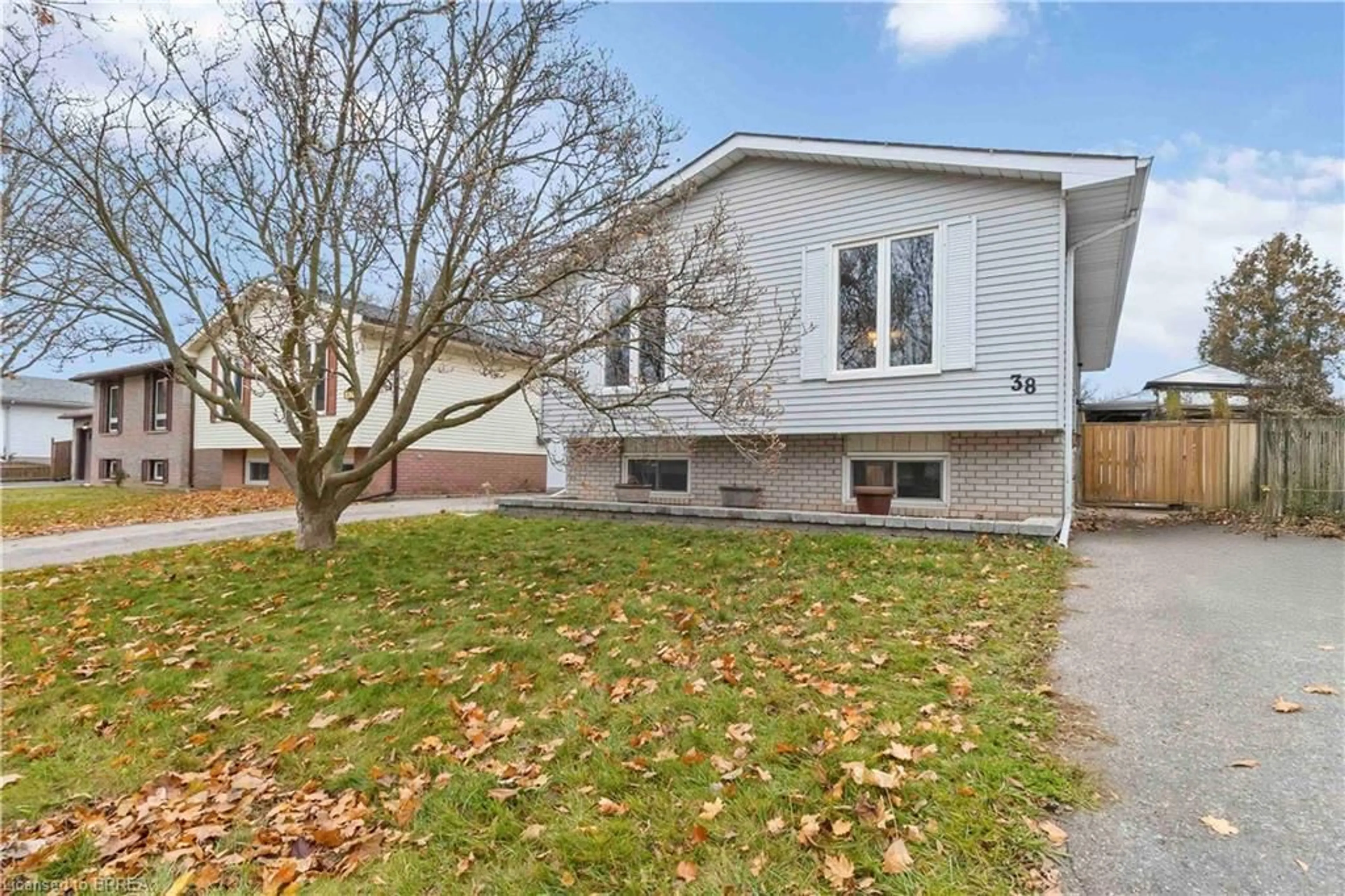 Home with vinyl exterior material, street for 38 Sympatica Cres, Brantford Ontario N3P 1G4