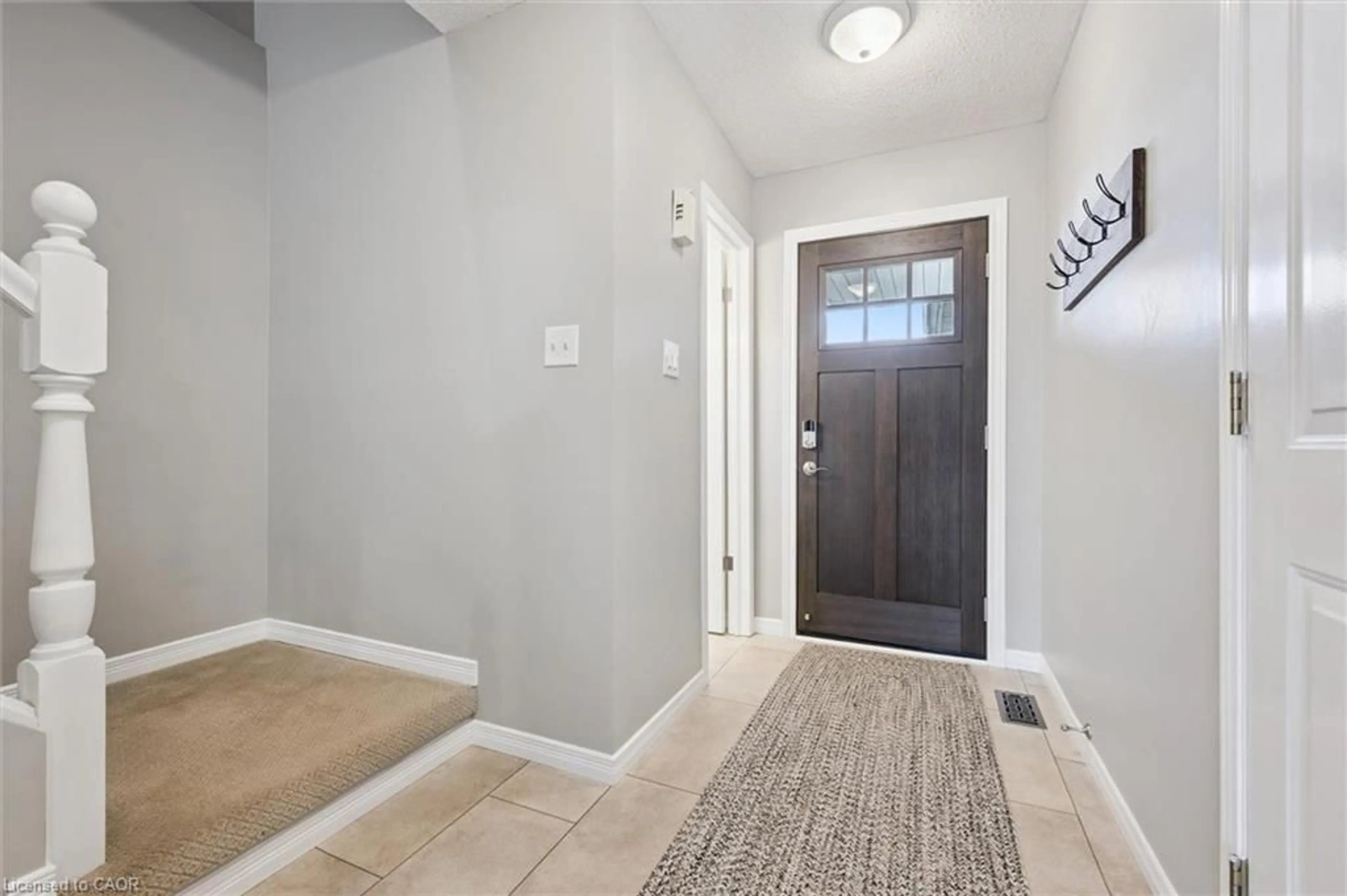 Indoor entryway for 302 Highbrook Cres, Kitchener Ontario N2E 3S6