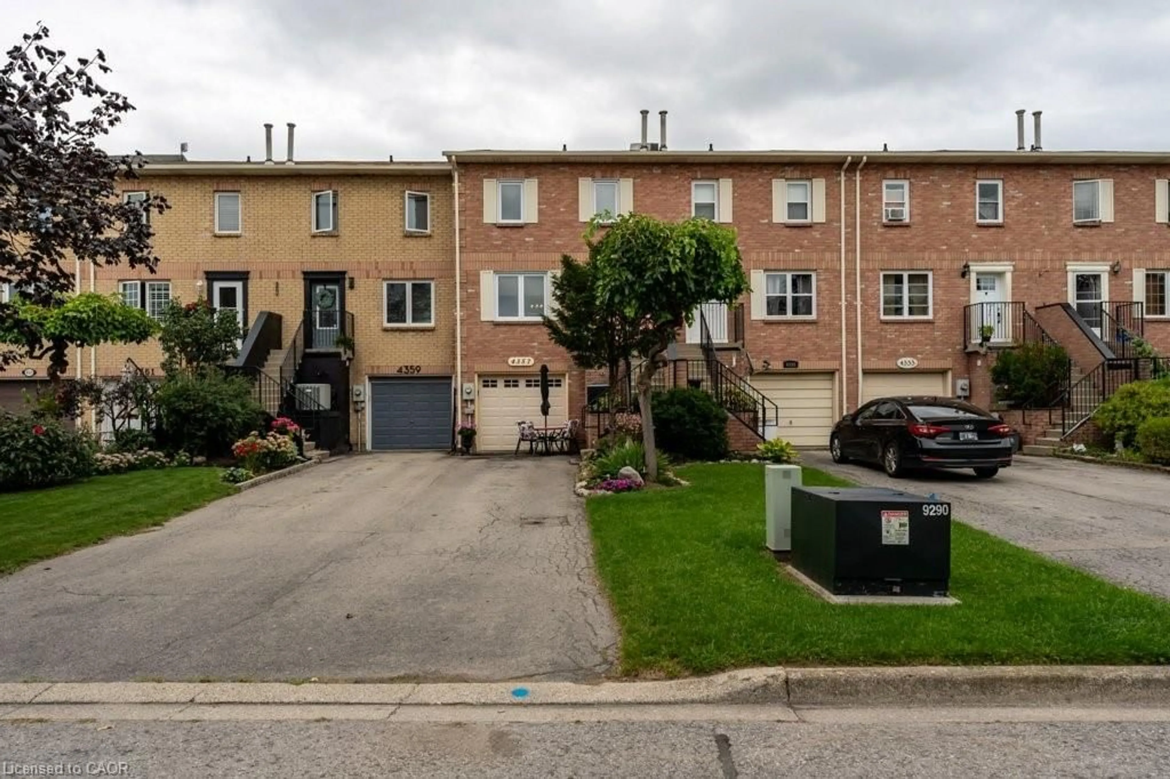 A pic from outside/outdoor area/front of a property/back of a property/a pic from drone, street for 4357 Arejay Ave, Beamsville Ontario L2J 0P4