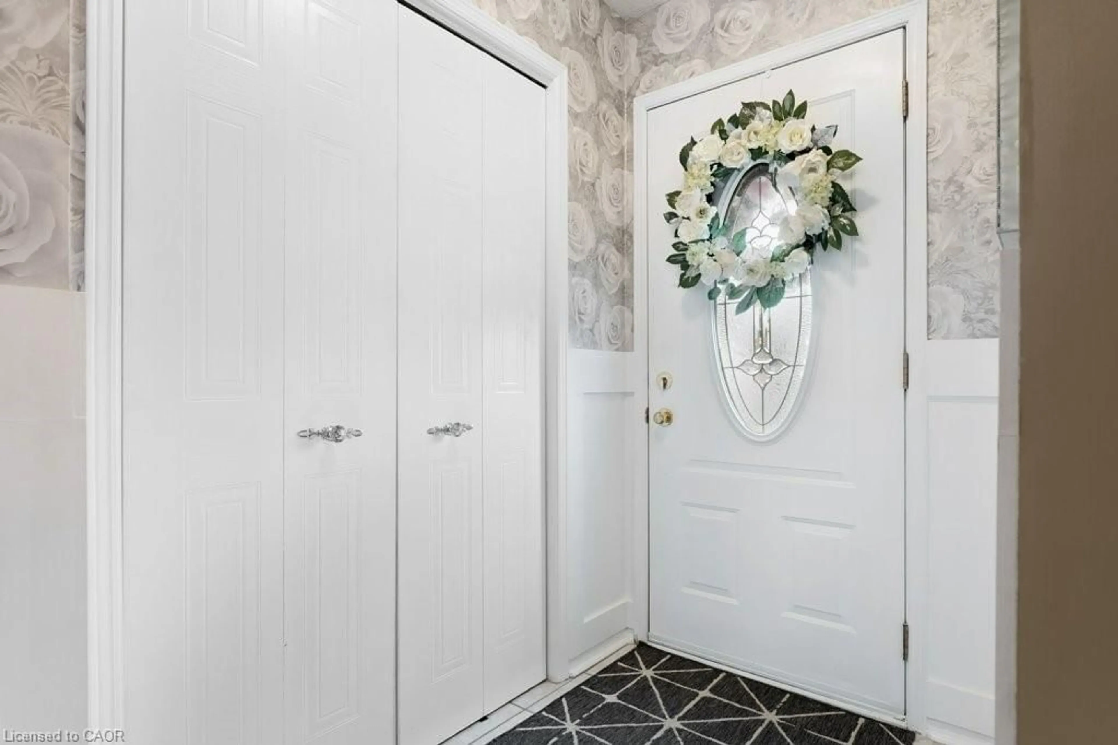 Indoor entryway for 4357 Arejay Ave, Beamsville Ontario L2J 0P4