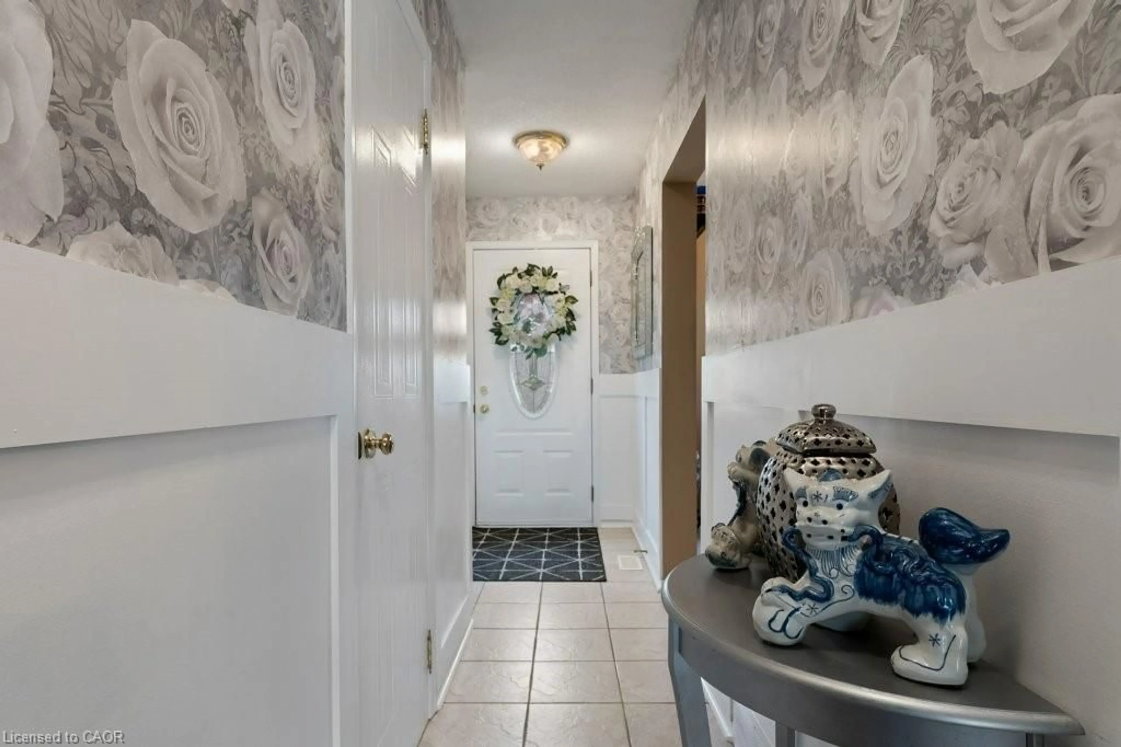 Indoor entryway for 4357 Arejay Ave, Beamsville Ontario L2J 0P4