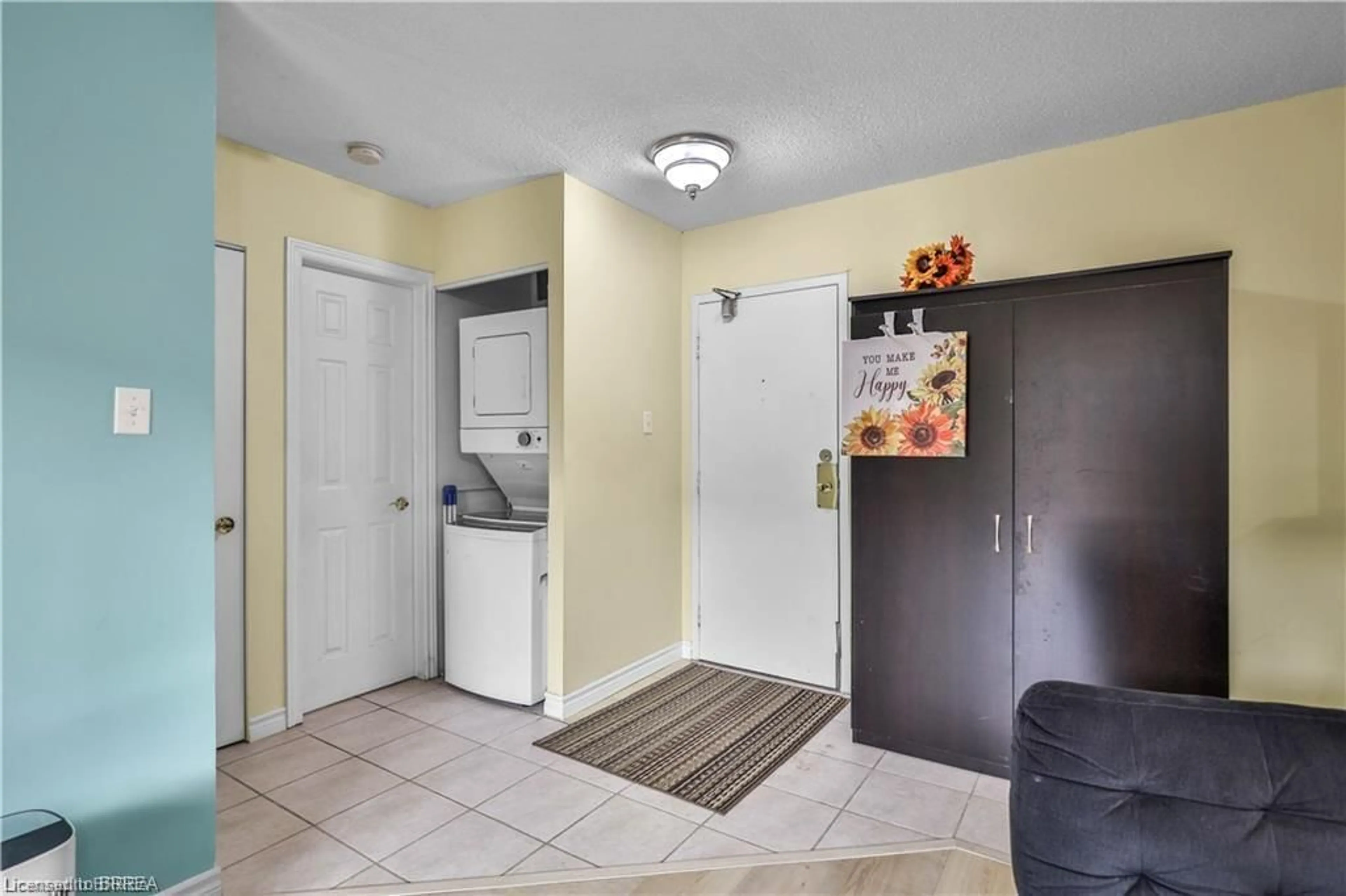 Indoor entryway for 793 Colborne St #104, Brantford Ontario N3S 7J3