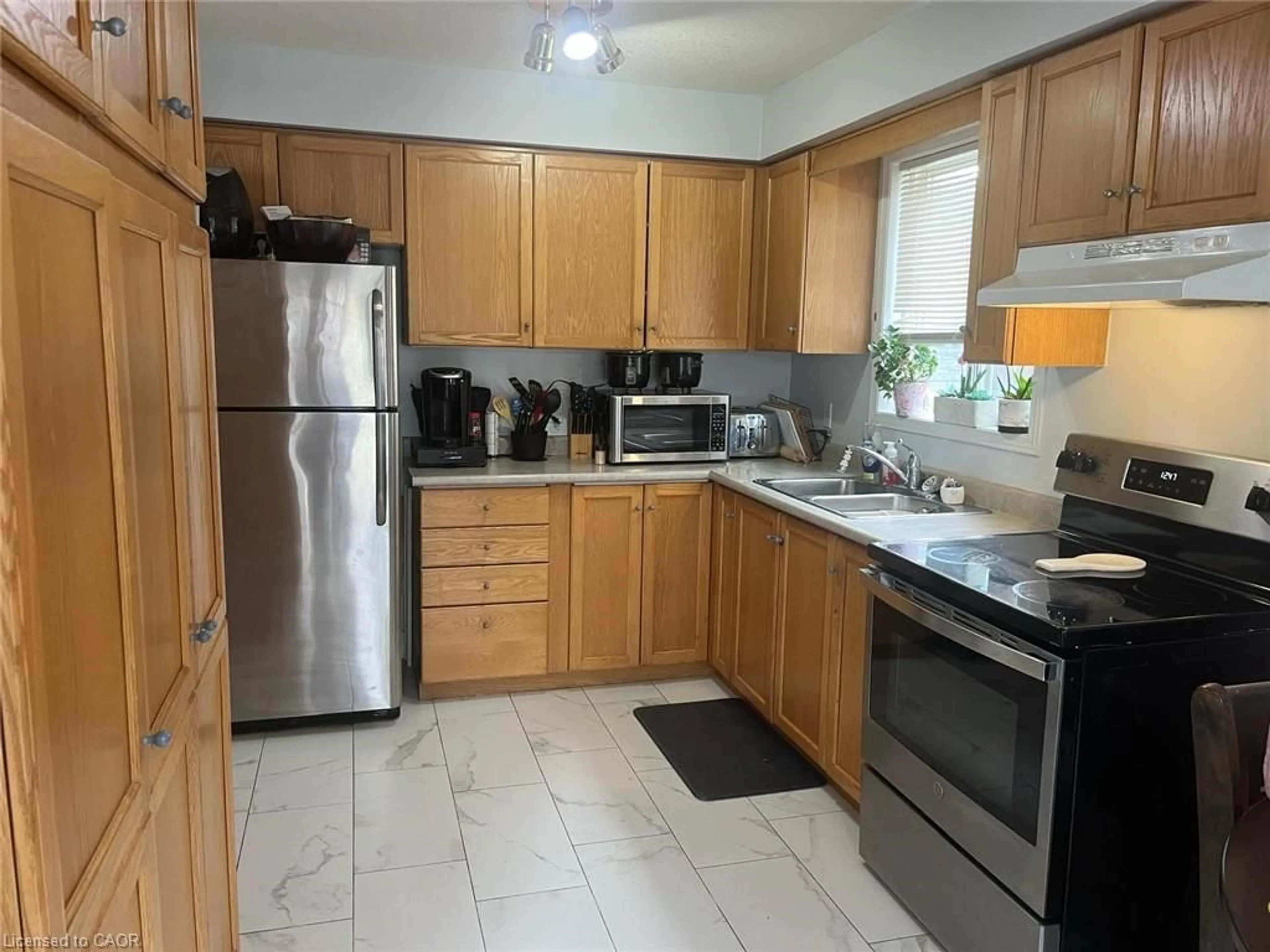 Standard kitchen, unknown for 110 Adler Dr, Cambridge Ontario N3C 4B7