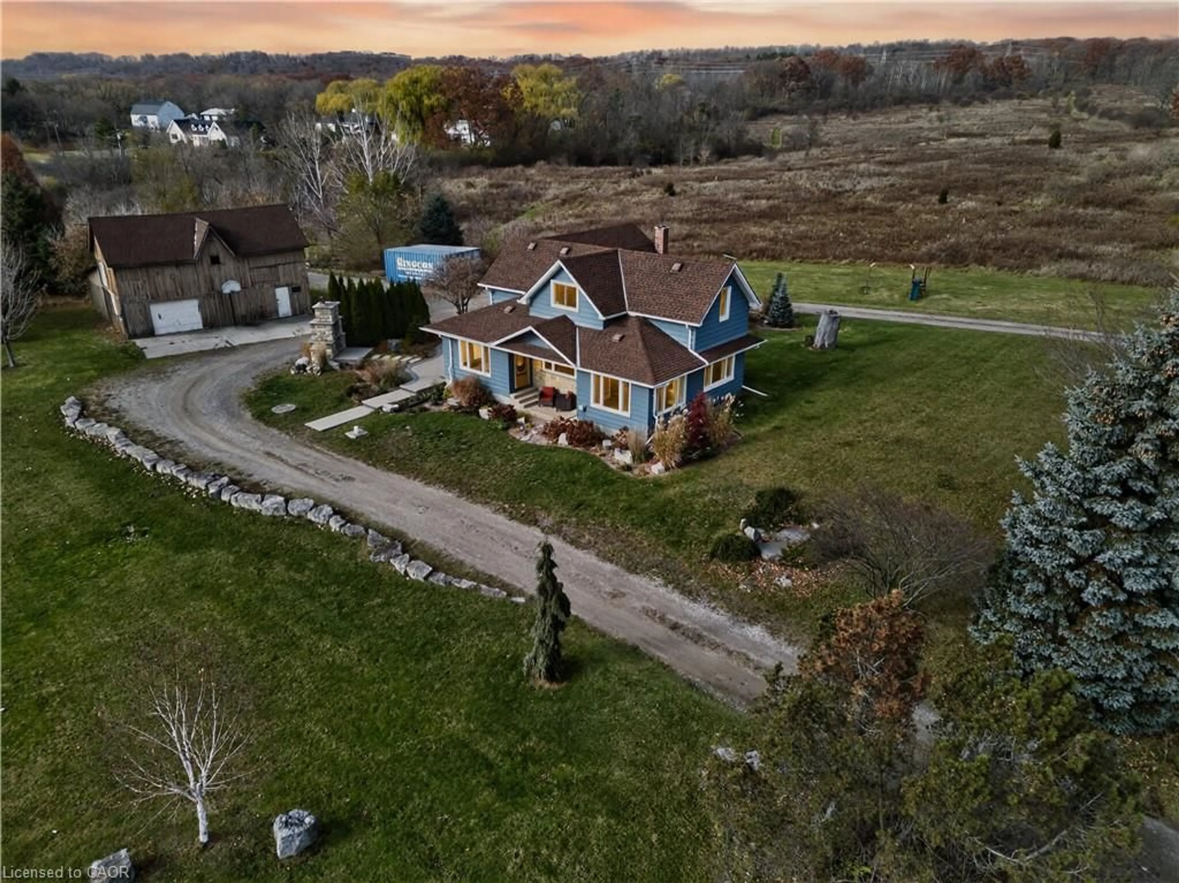 A pic from outside/outdoor area/front of a property/back of a property/a pic from drone, unknown for 1724 Snake Rd, Burlington Ontario L7P 4Z3