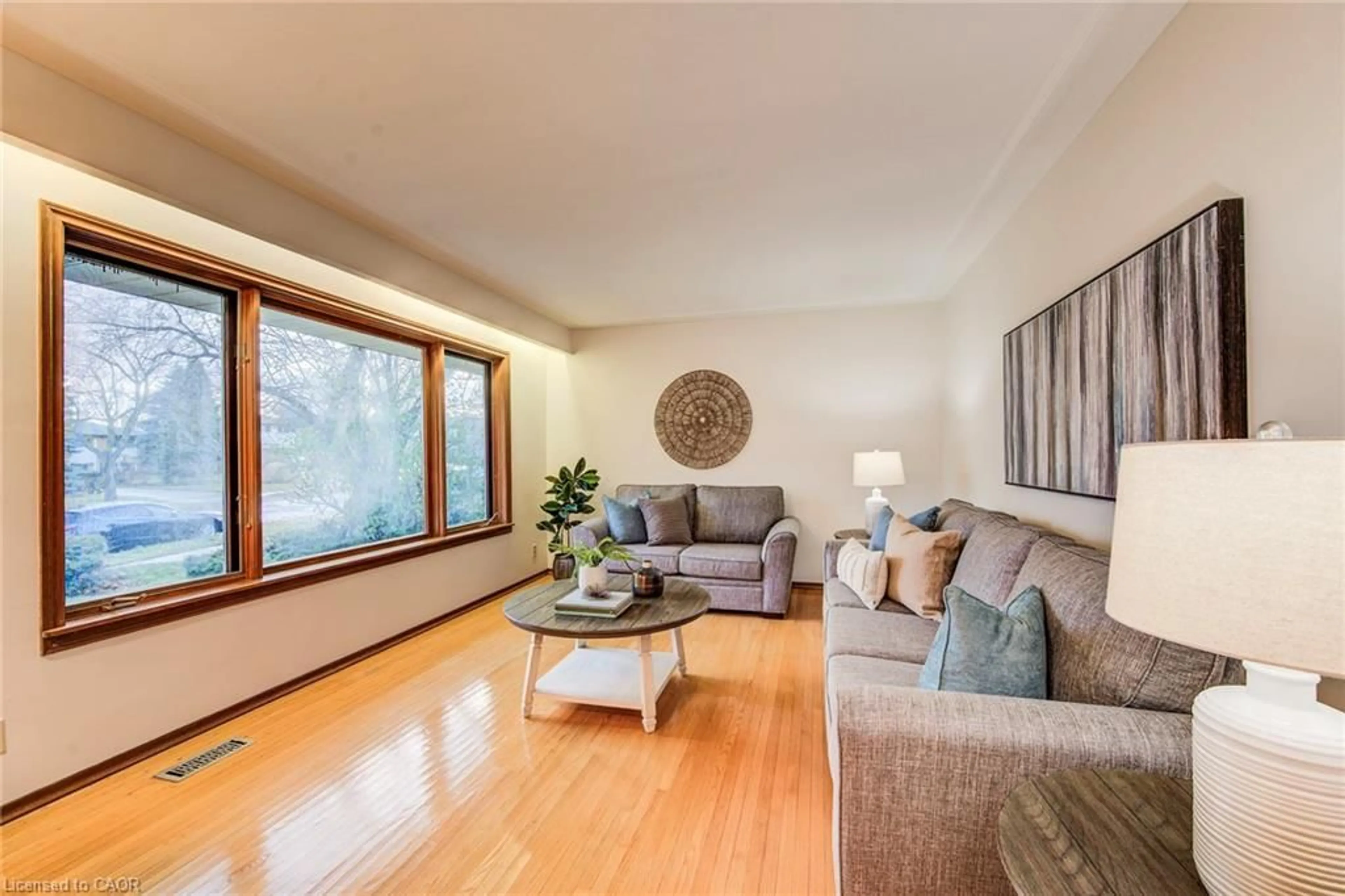 Living room with furniture, wood/laminate floor for 28 Peachwood Crt, Kitchener Ontario N2B 1S6