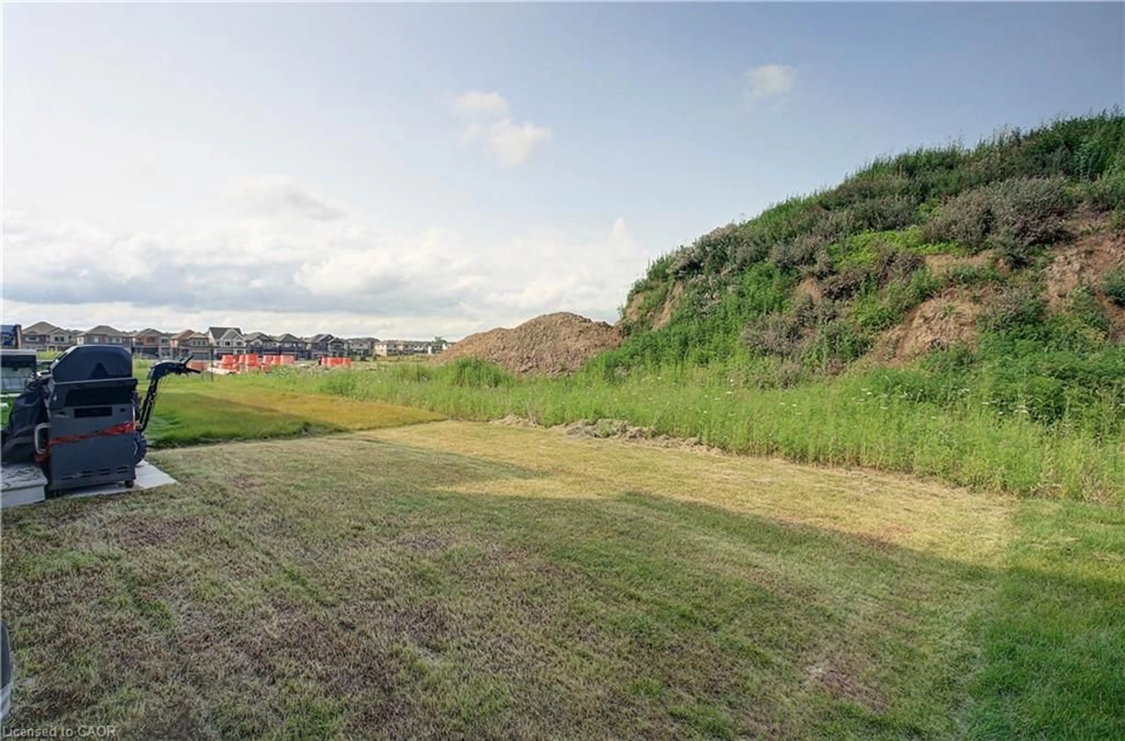 A pic from outside/outdoor area/front of a property/back of a property/a pic from drone, unknown for 198 Wilmot Rd, Brantford Ontario N3T 0W7