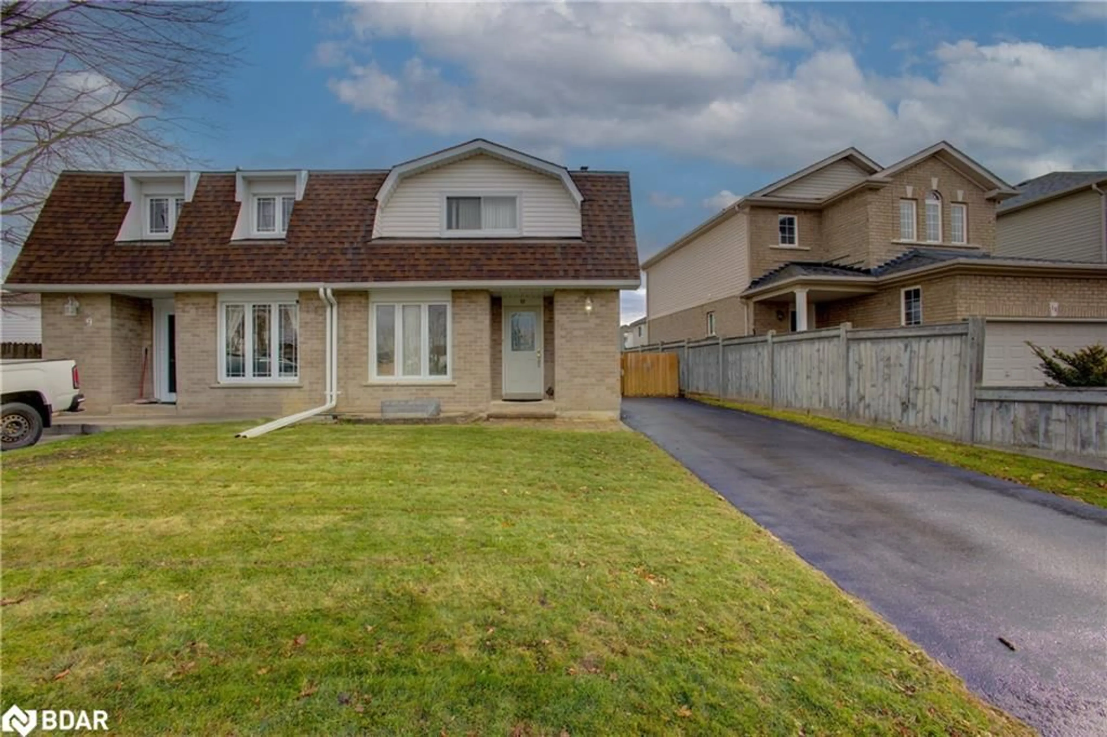 Home with vinyl exterior material, street for 11 Knight St, Alliston Ontario L9R 1C1