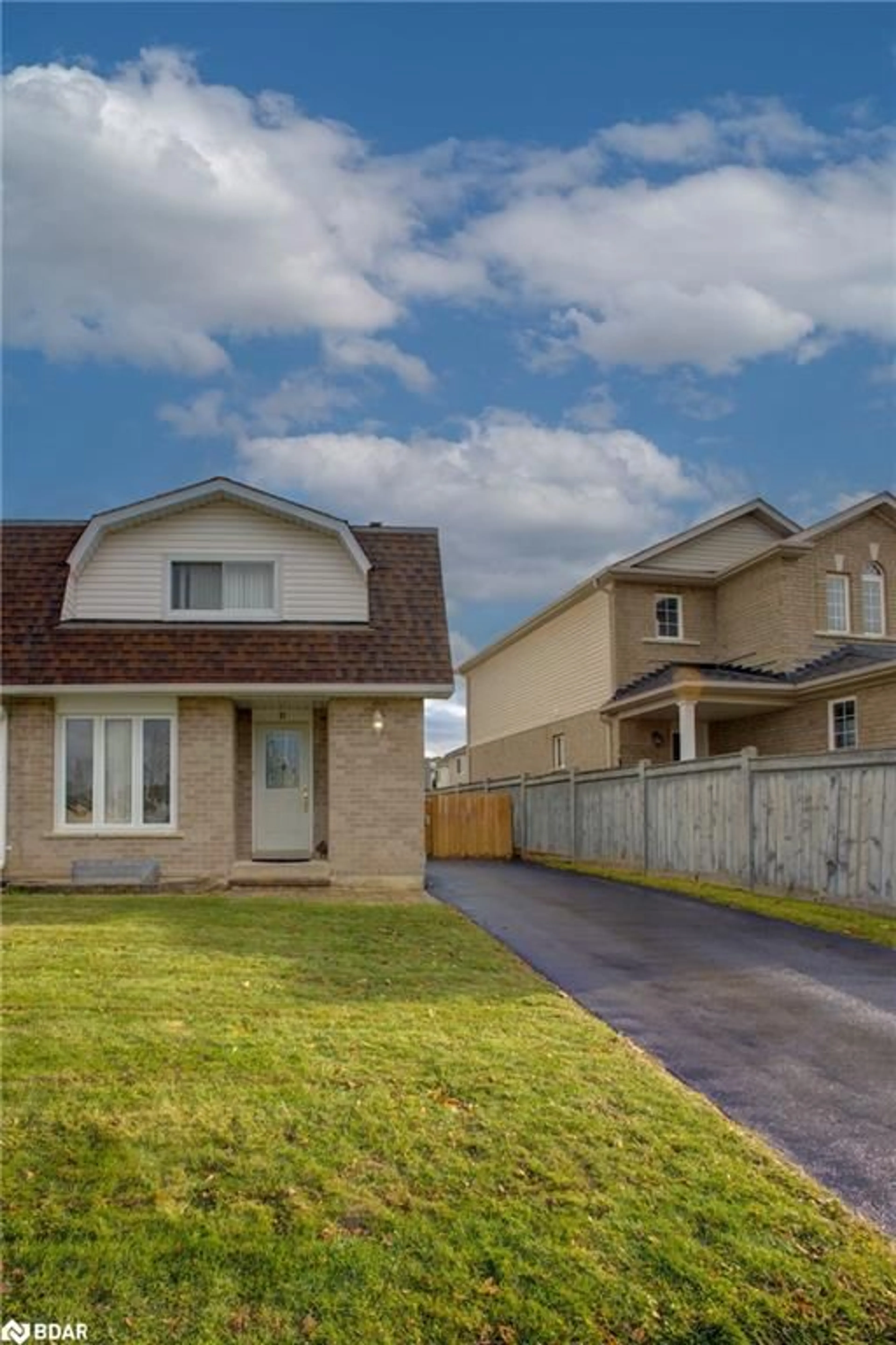 Home with vinyl exterior material, street for 11 Knight St, Alliston Ontario L9R 1C1