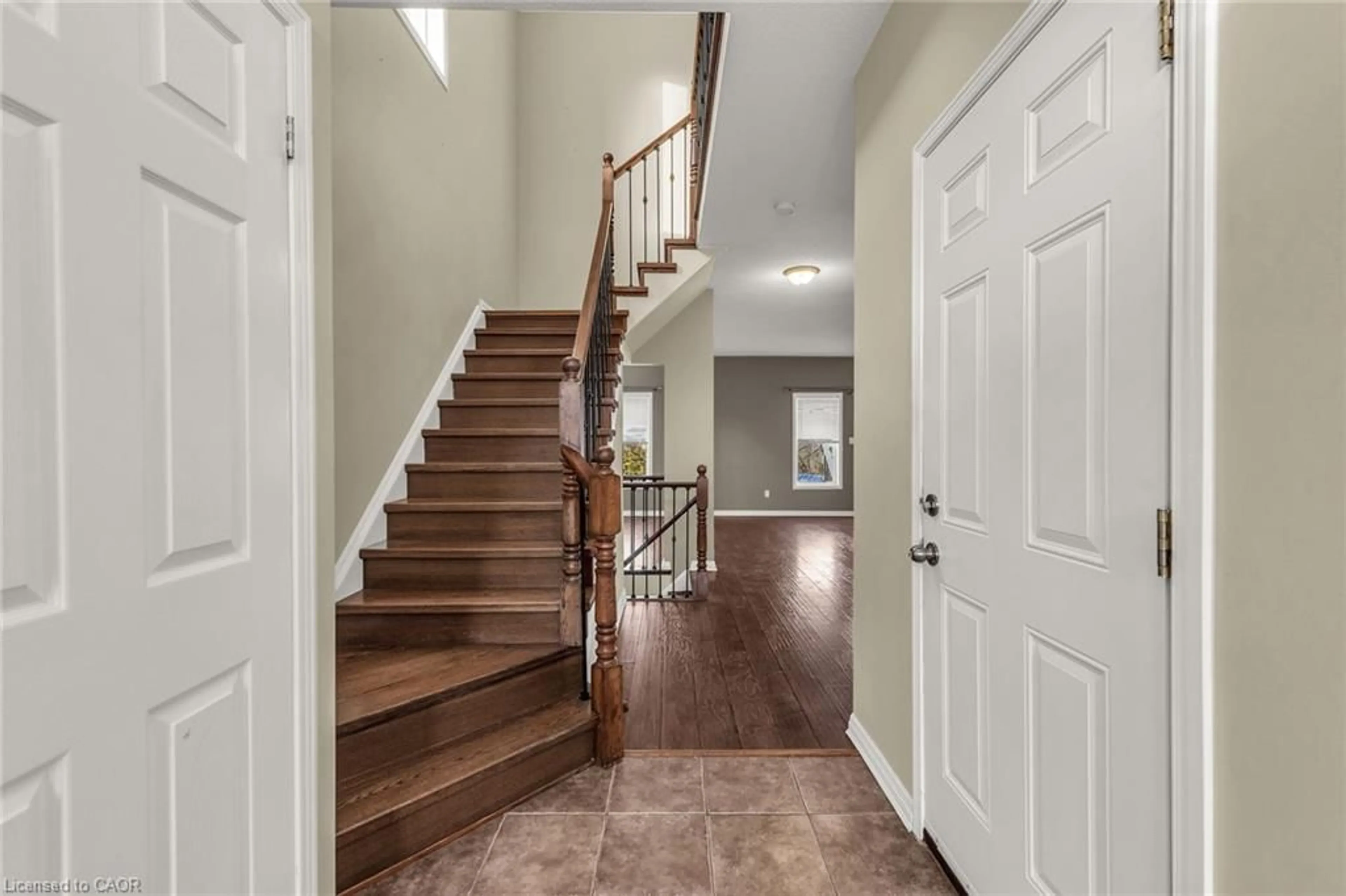 Indoor entryway for 150 Benziger Lane, Stoney Creek Ontario L8E 6G6