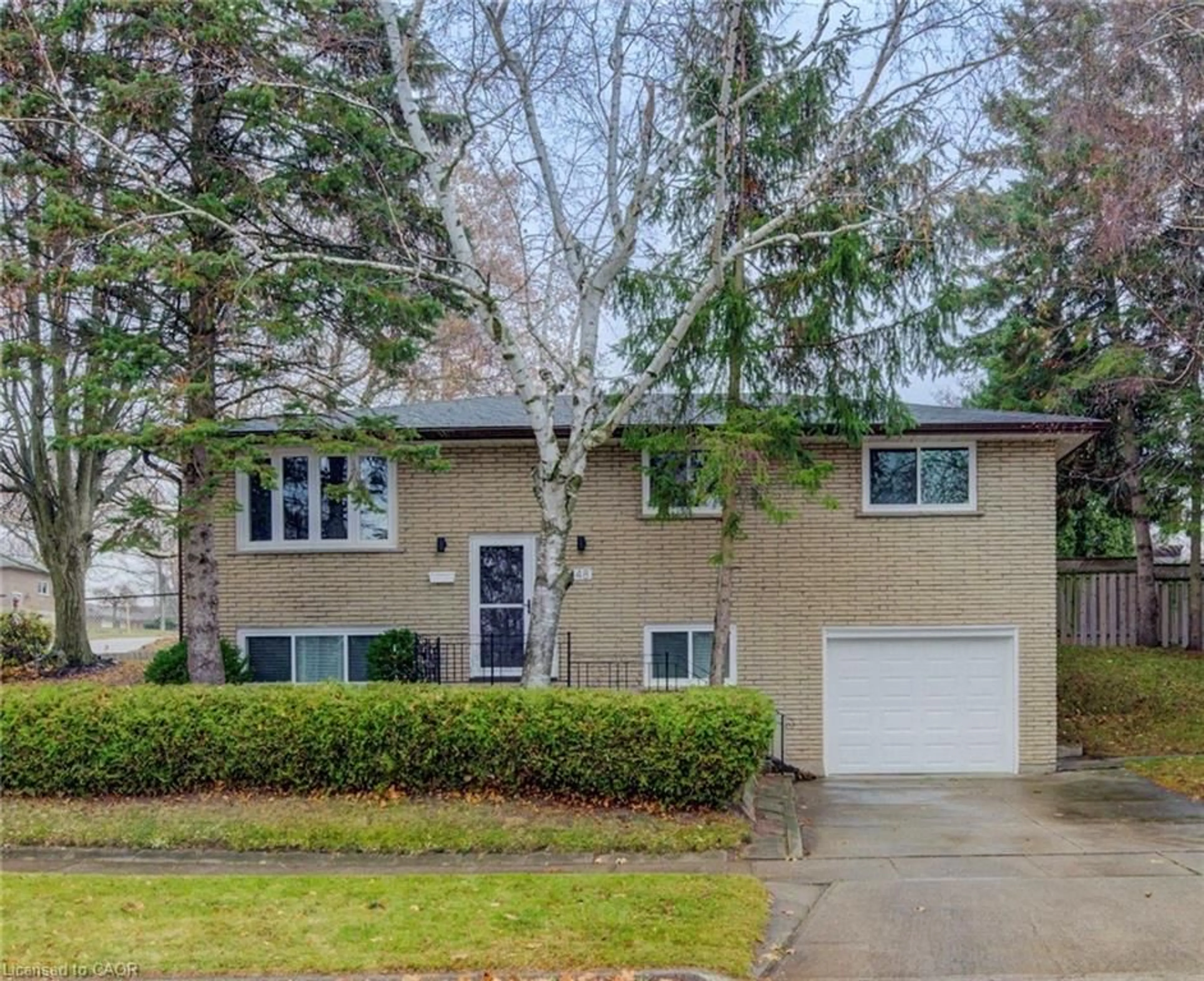 Home with vinyl exterior material, street for 48 Mark Cres, Cambridge Ontario N1S 4A3