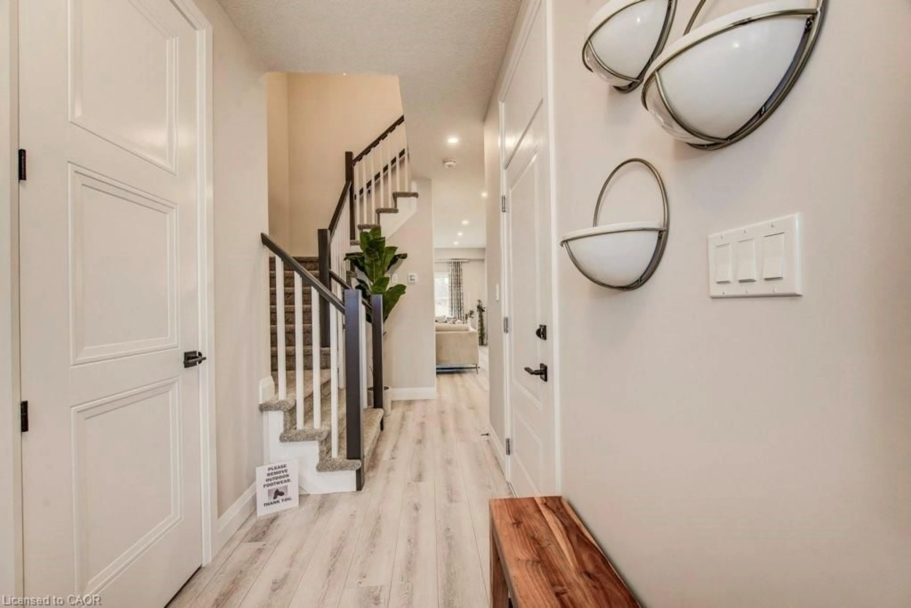 Indoor entryway for 205 Applewood St, Plattsville Ontario N0J 1S0