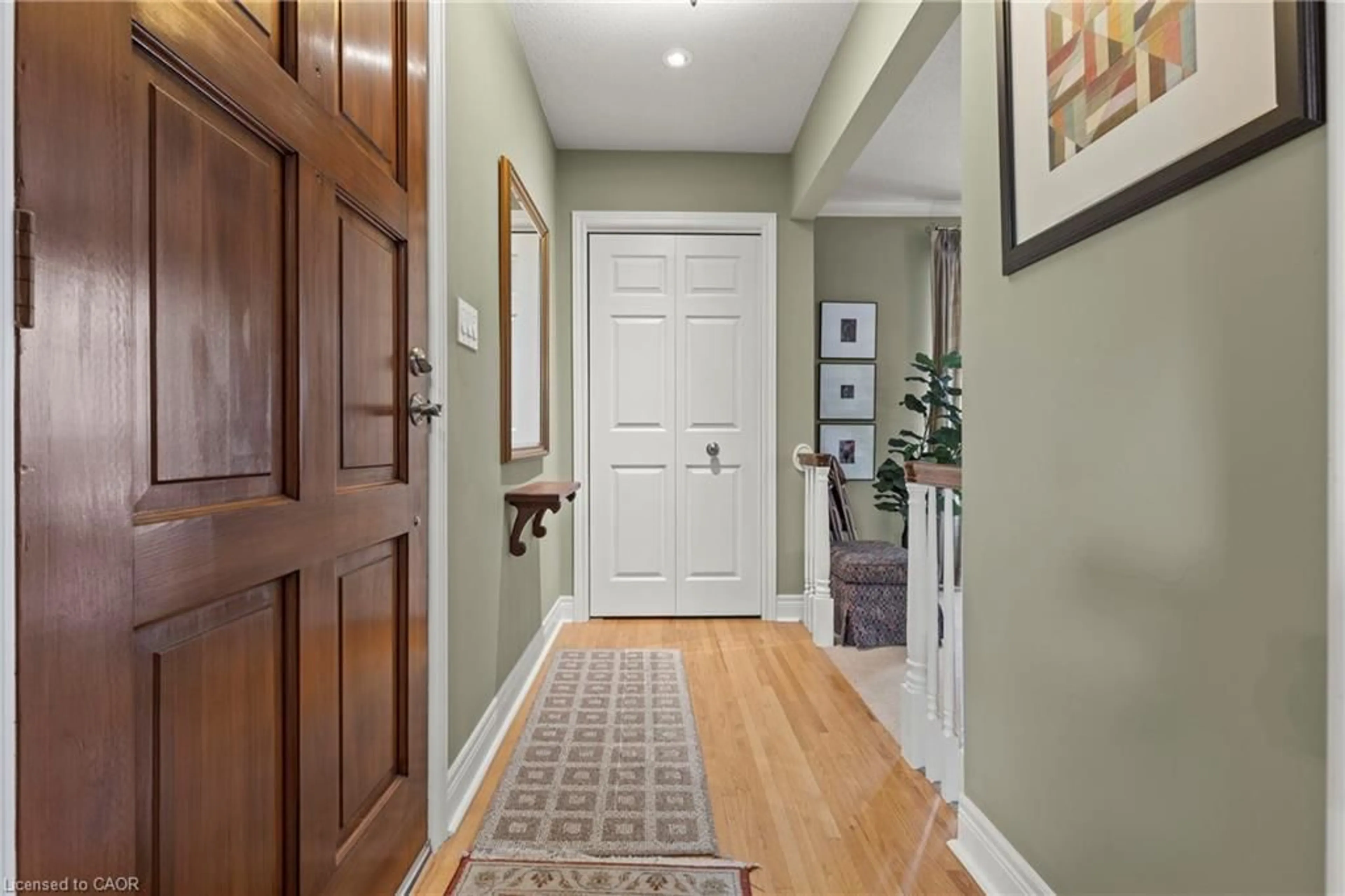 Indoor entryway for 704 Vine St, St. Charles Ontario L2M 7L7