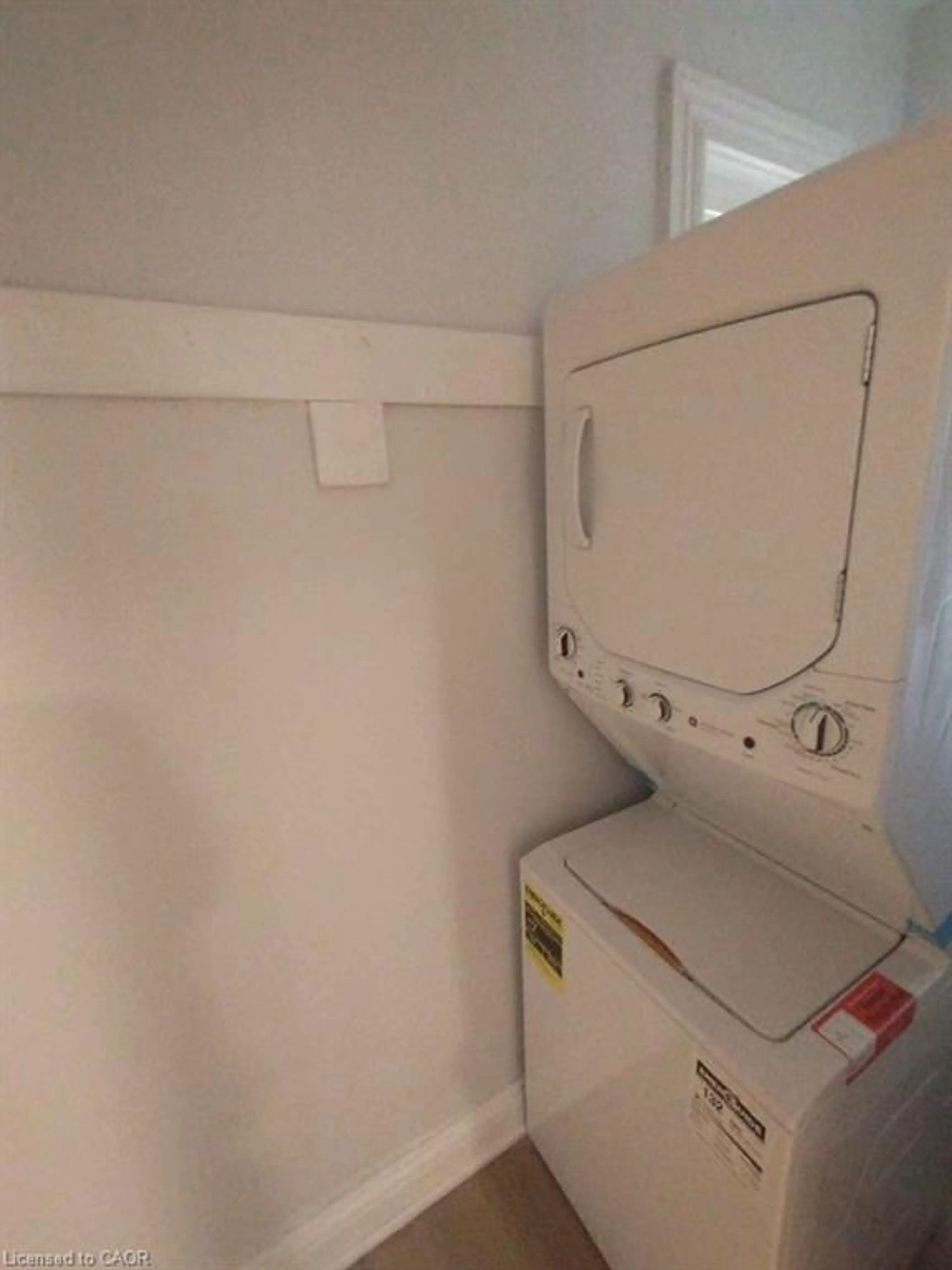 Laundry room for 102 Grant Ave, Hamilton Ontario L8N 2X7