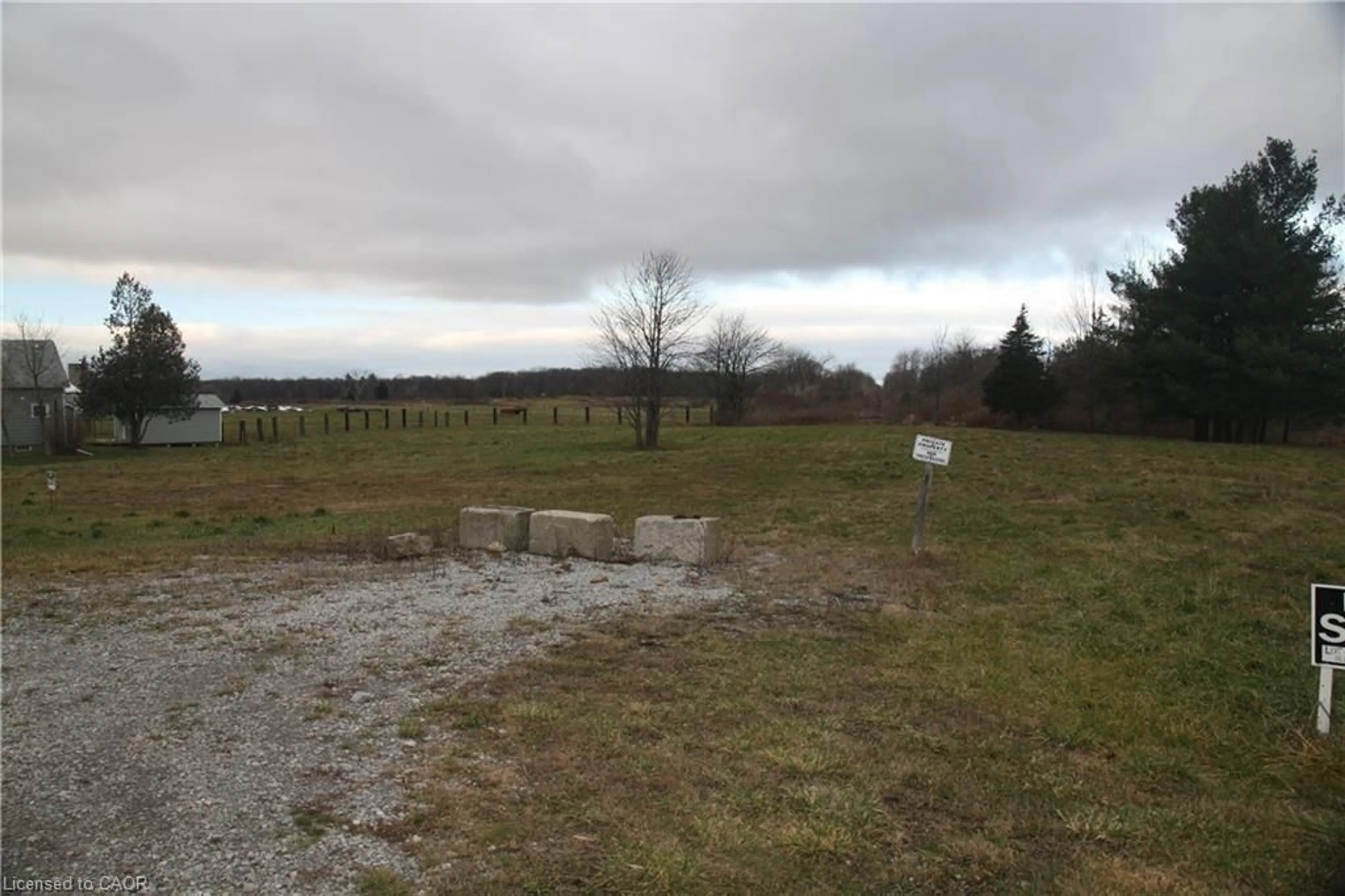 A pic from outside/outdoor area/front of a property/back of a property/a pic from drone, unknown for 945 Robinson Rd, Dunnville Ontario N1A 2W1