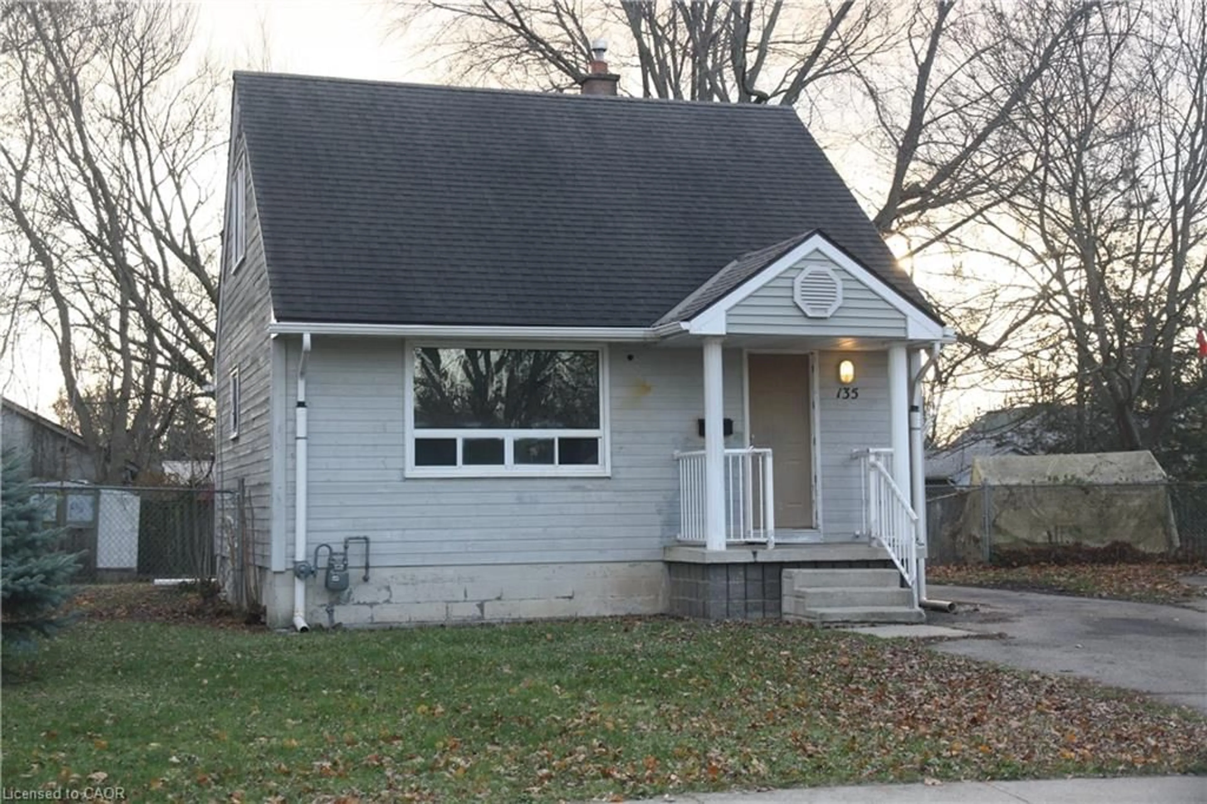 Home with vinyl exterior material, street for 135 Elizabeth Cres, Dunnville Ontario N1A 2P2