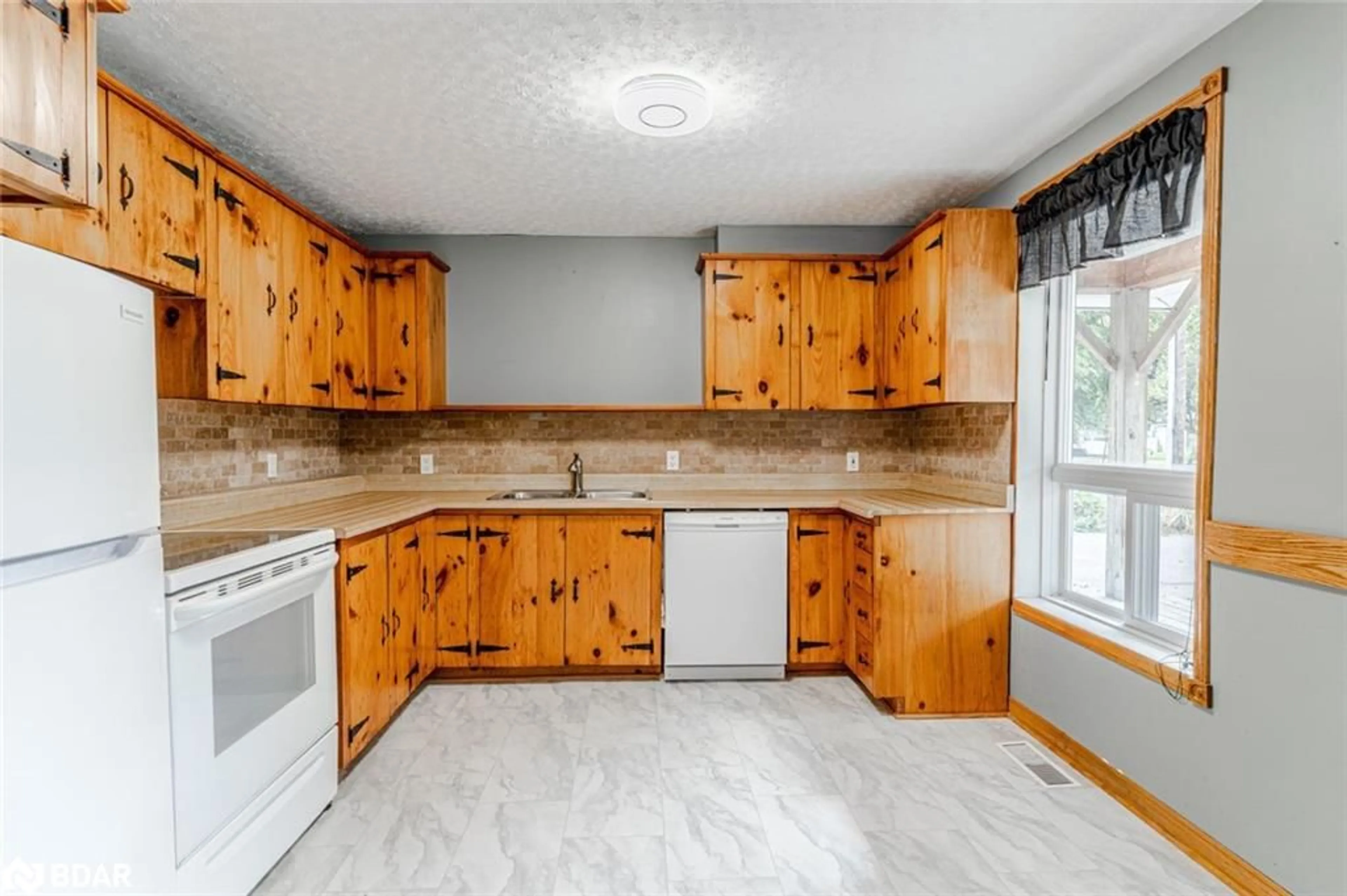 Standard kitchen, unknown for 40 Queen Street, New Tecumseth Ontario L9R 1L2