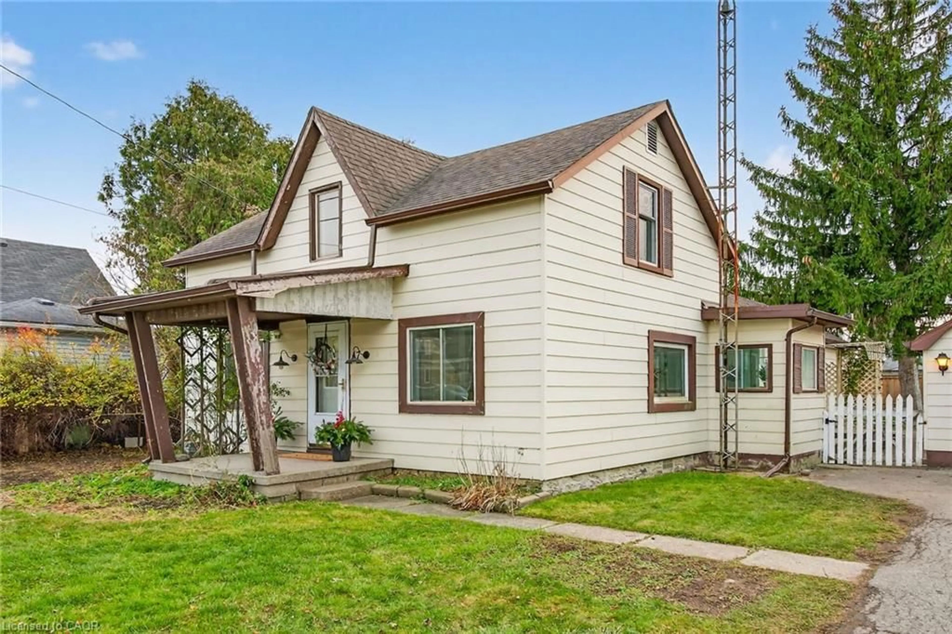 Home with vinyl exterior material, unknown for 17 Oneida St, Hagersville Ontario N0A 1H0