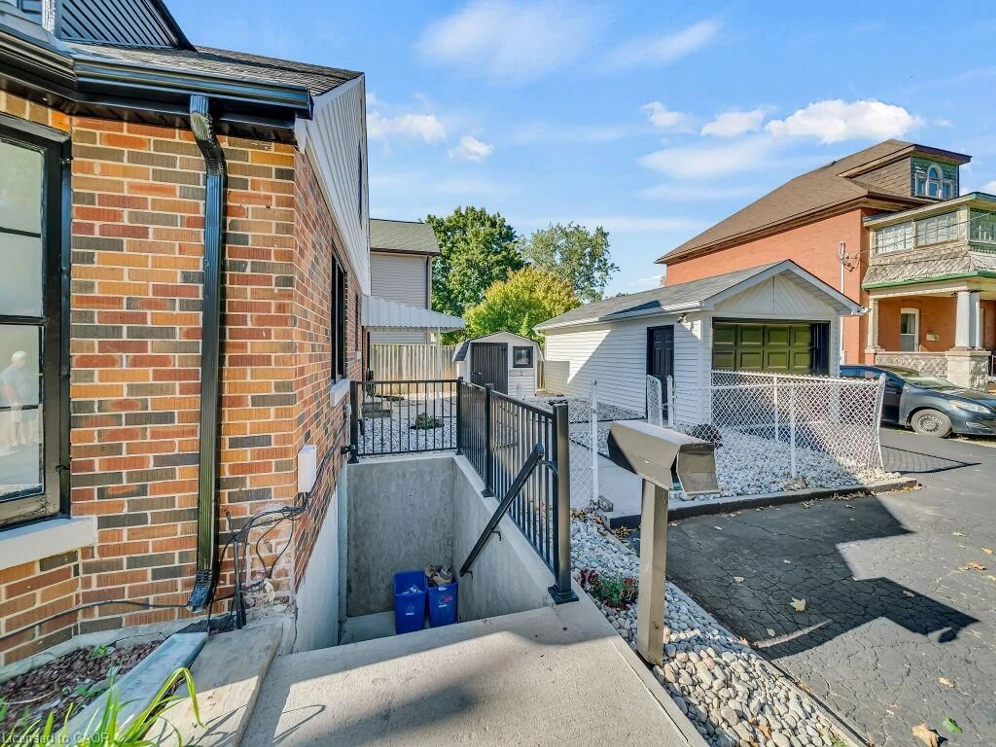 A pic from outside/outdoor area/front of a property/back of a property/a pic from drone, street for 860 Vine St, Cambridge Ontario N3H 2Z5