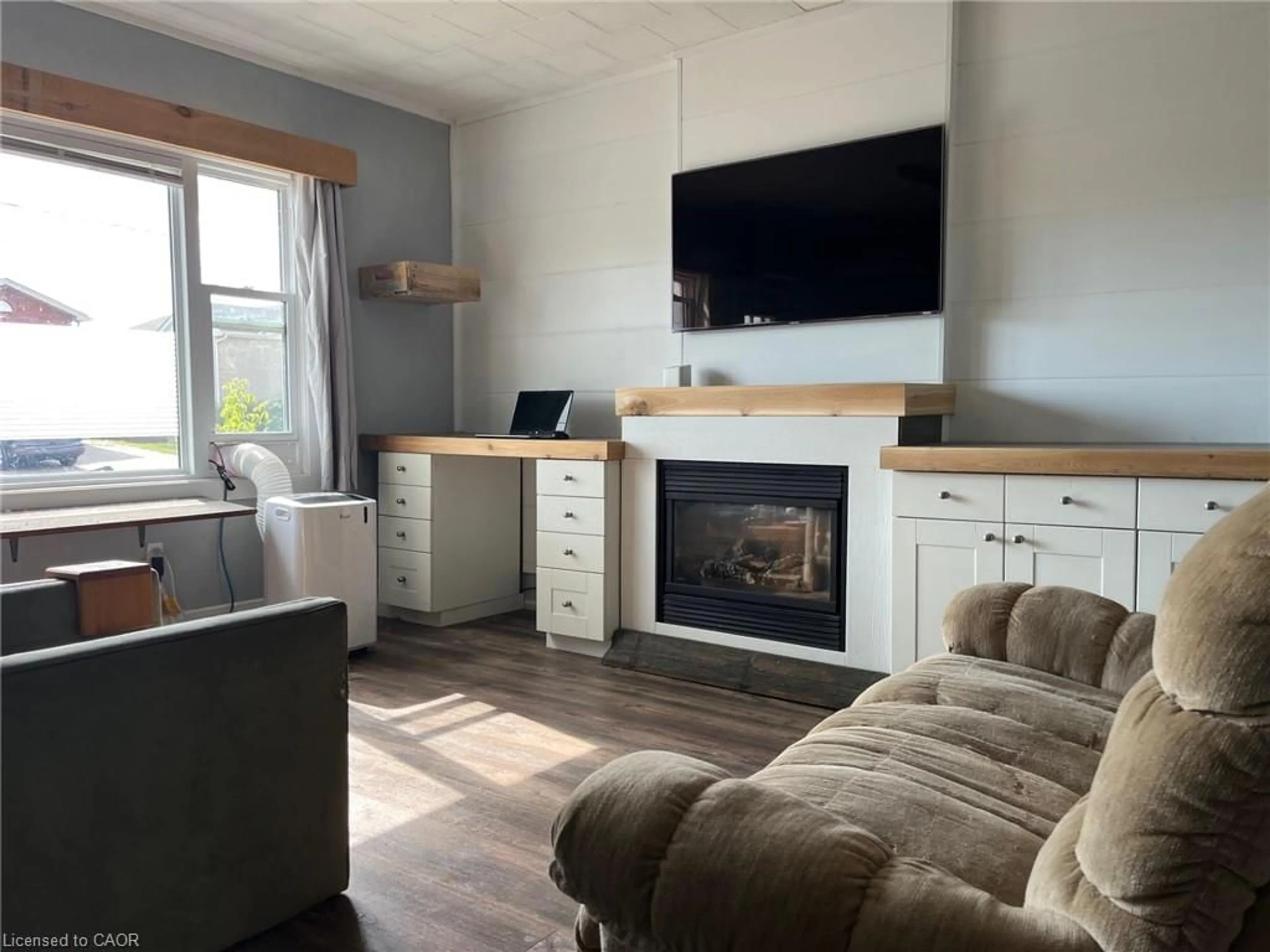 Living room with furniture, wood/laminate floor for 18 Quarry St, Haldimand Ontario N0A 1H0