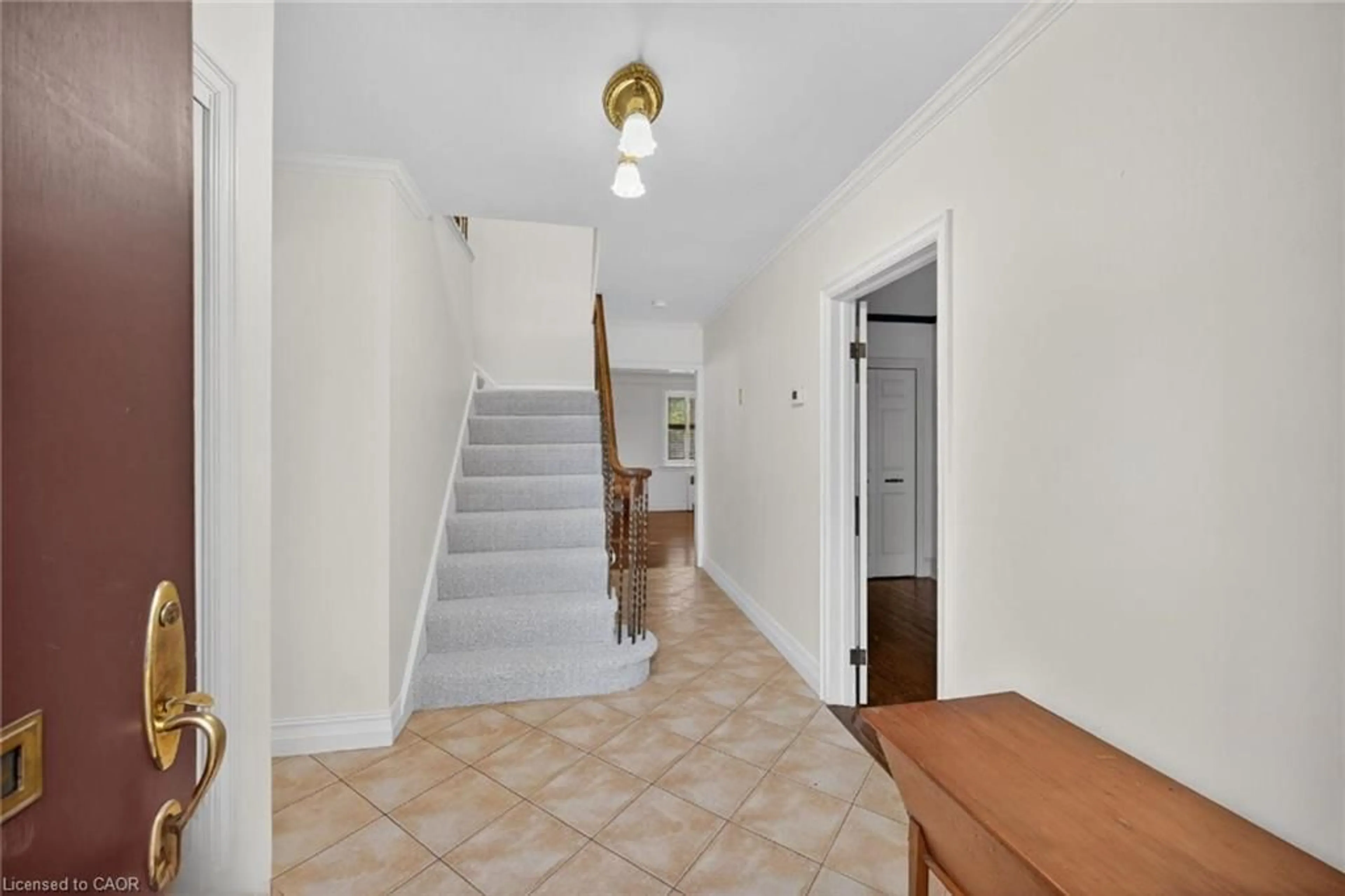 Indoor foyer for 842 Forest Glen Ave, Burlington Ontario L7T 2L2