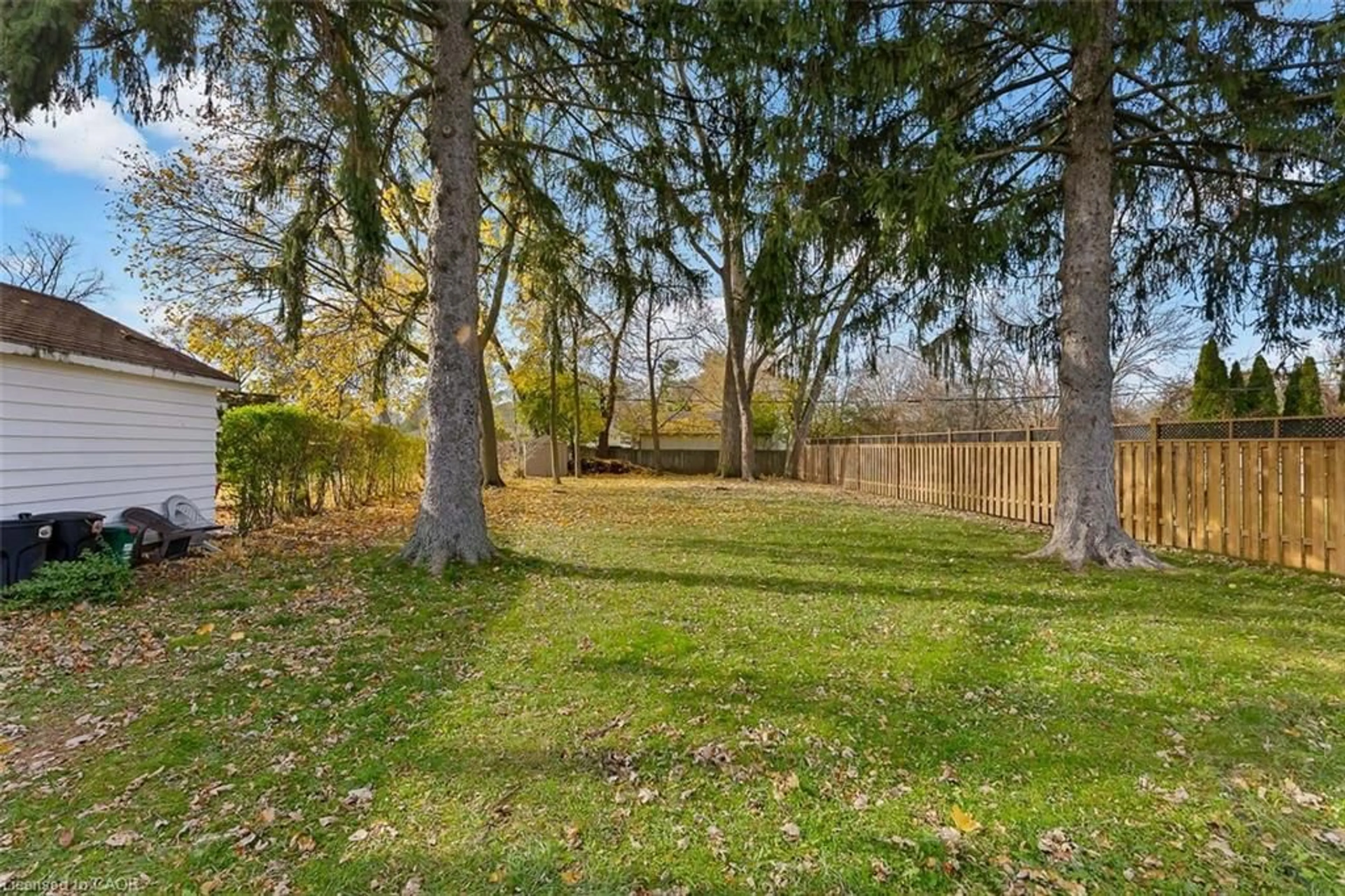 Patio, forest/trees view for 6 Hallcrest Ave, St. Catharines Ontario L2N 1V5