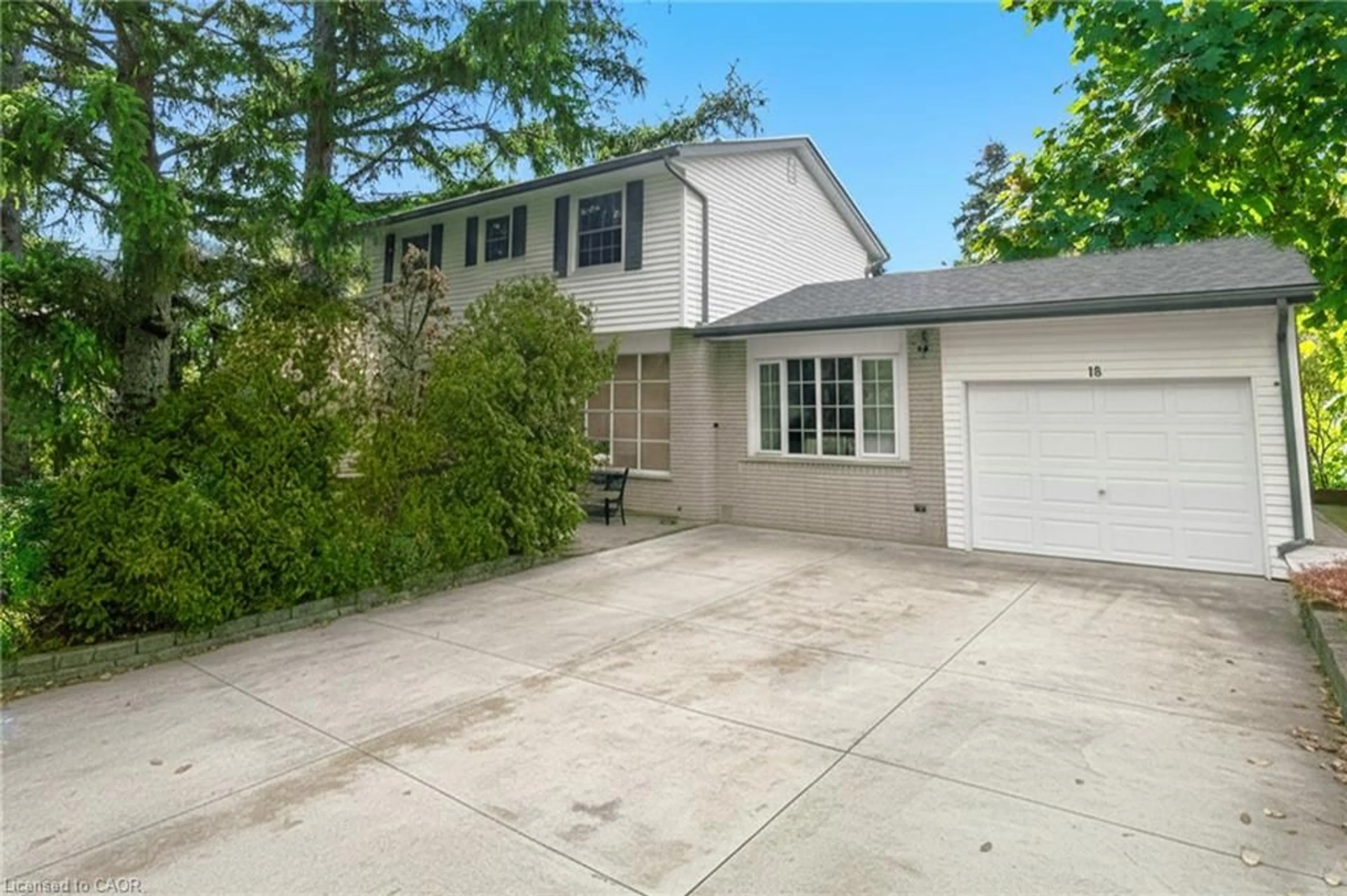 A pic from outside/outdoor area/front of a property/back of a property/a pic from drone, street for 18 Jasper Dr, Stoney Creek Ontario L8G 2S7