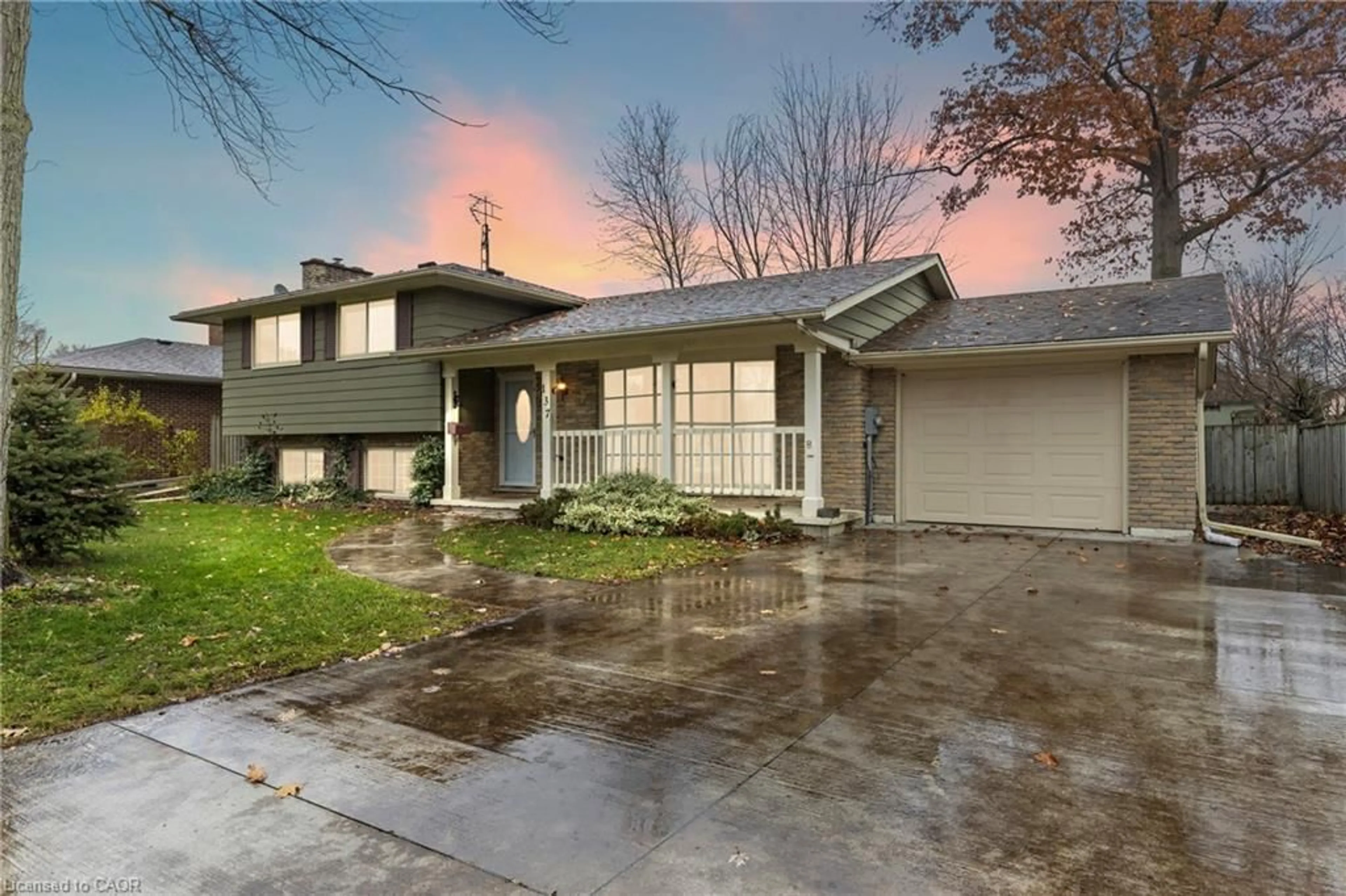 Home with vinyl exterior material, street for 137 Brookfield Blvd, Dunnville Ontario N1A 2Y3