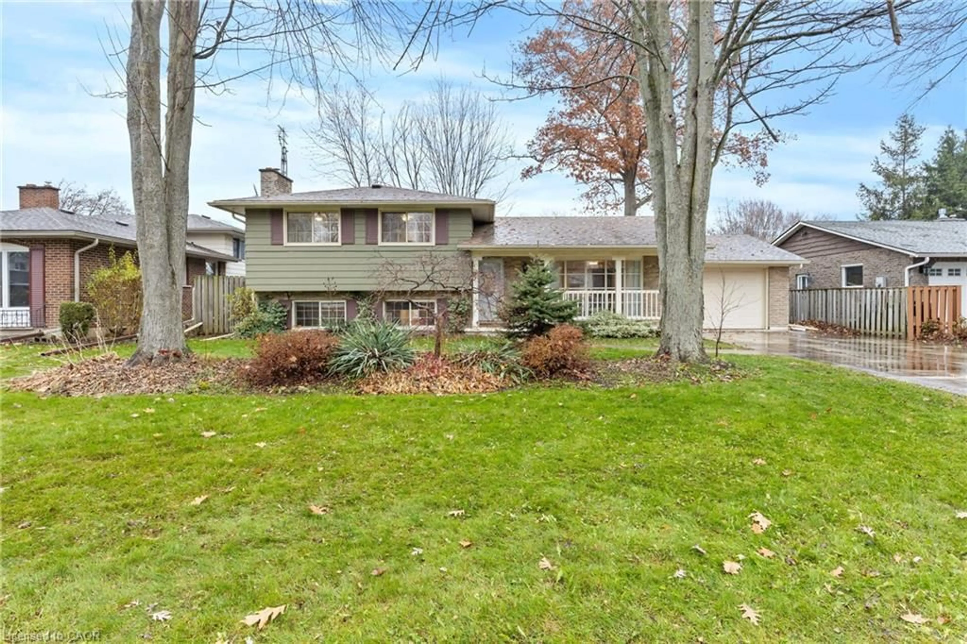 Home with vinyl exterior material, street for 137 Brookfield Blvd, Dunnville Ontario N1A 2Y3