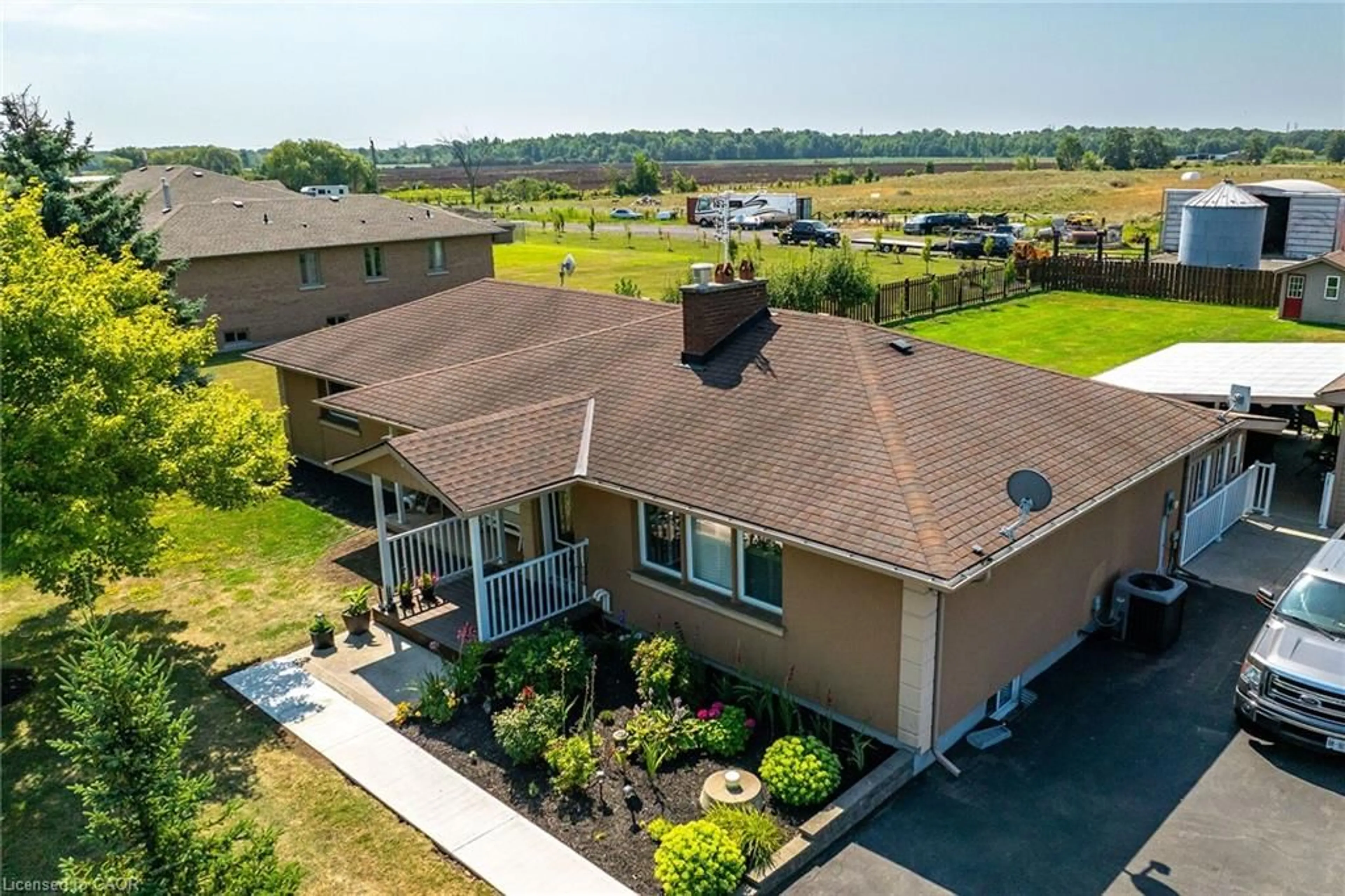 A pic from outside/outdoor area/front of a property/back of a property/a pic from drone, unknown for 982 Highland Rd, Stoney Creek Ontario L8J 3G9