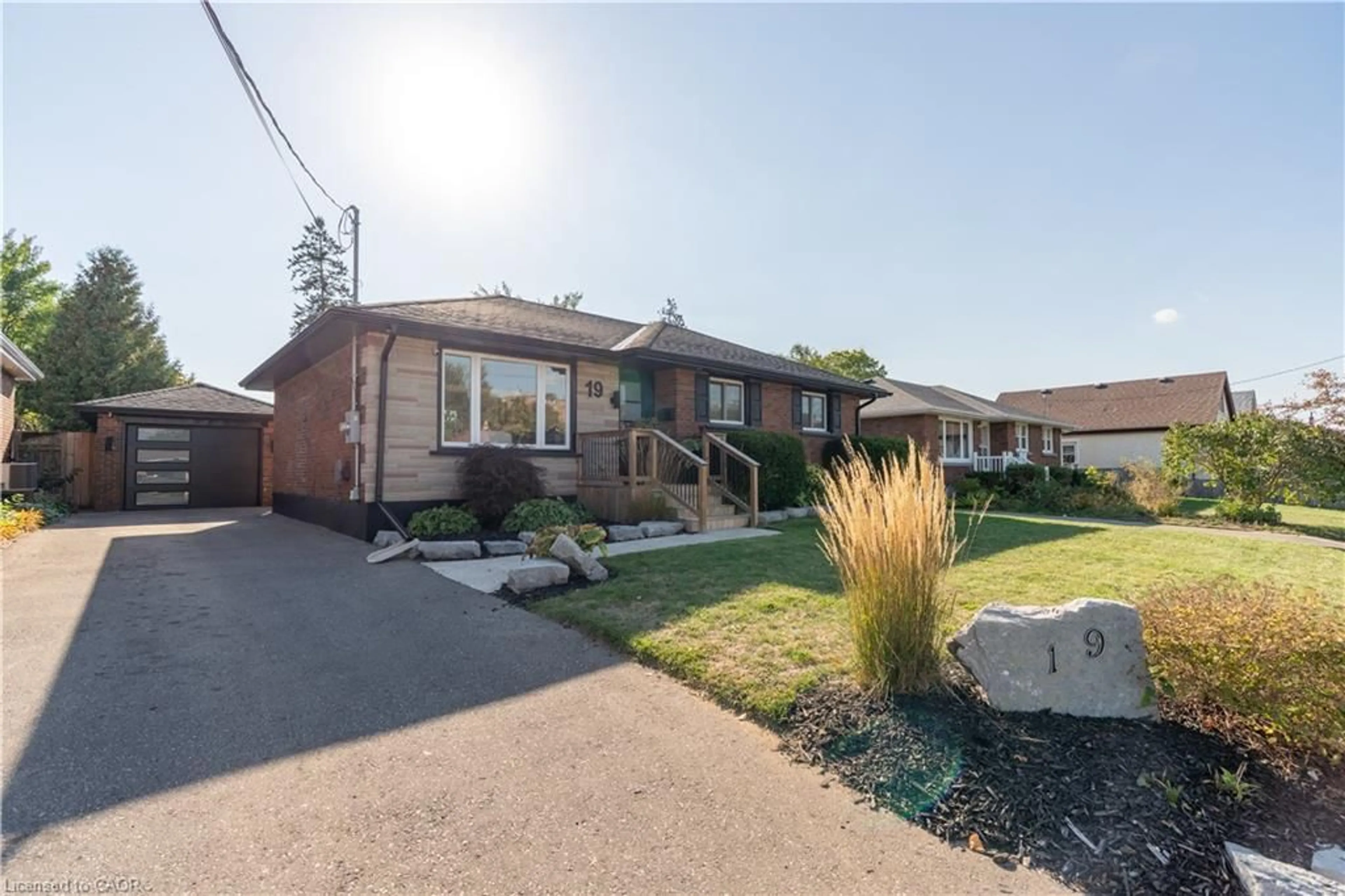 A pic from outside/outdoor area/front of a property/back of a property/a pic from drone, street for 19 Russell St, Brantford Ontario N3R 1Y8