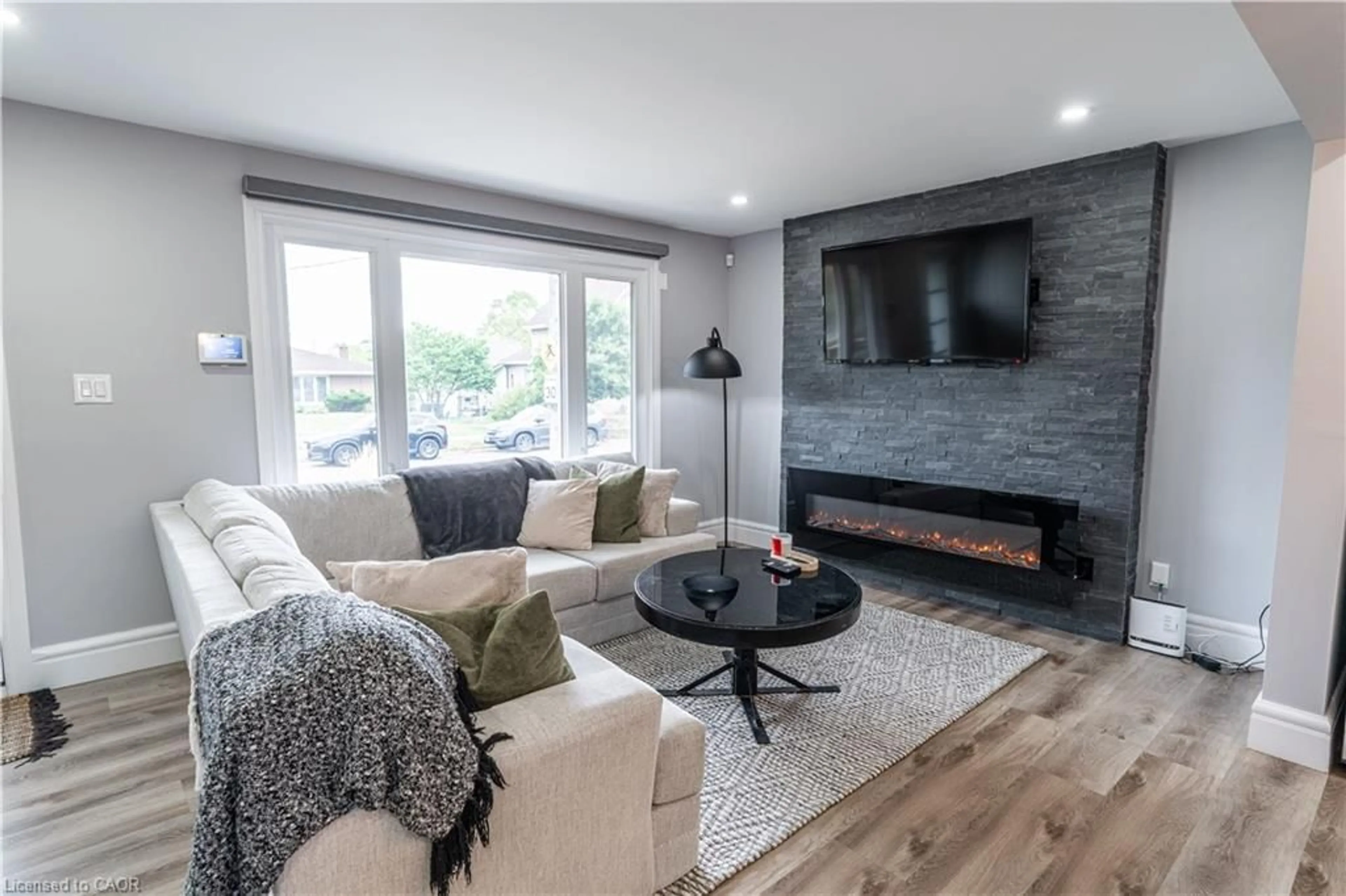 Living room with furniture, unknown for 19 Russell St, Brantford Ontario N3R 1Y8