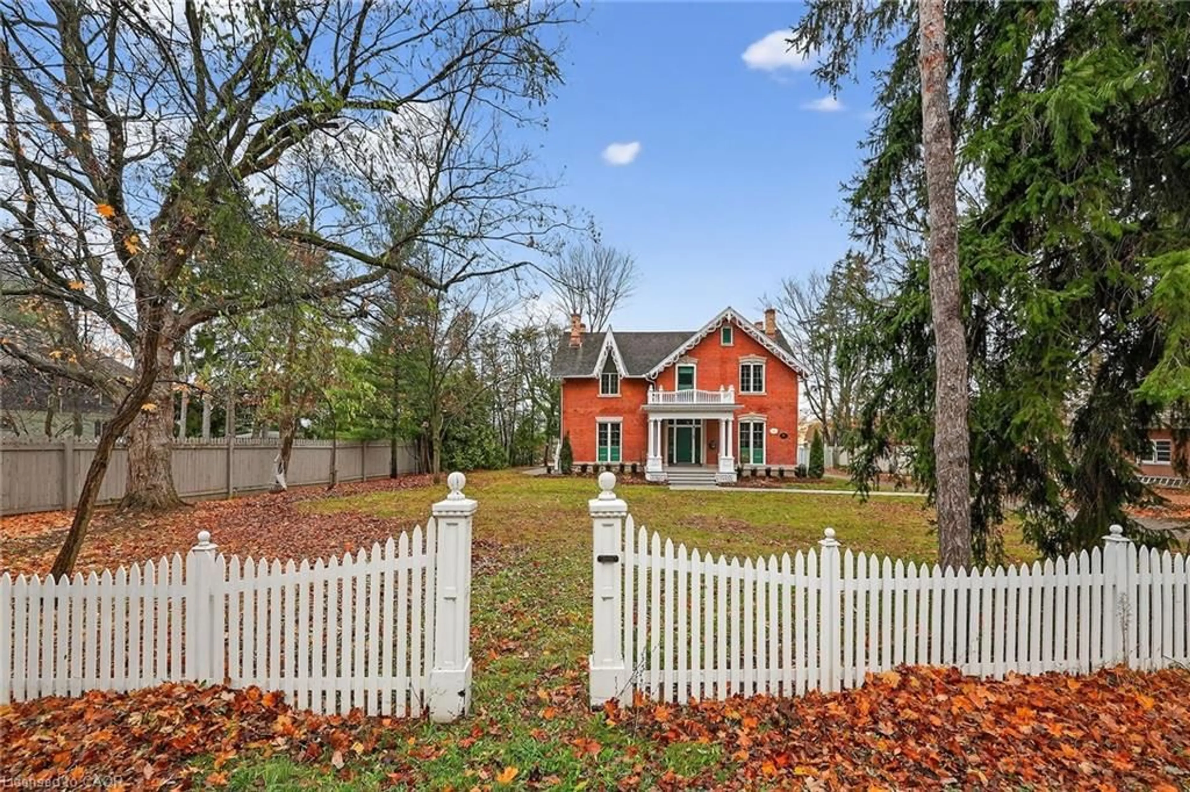 A pic from outside/outdoor area/front of a property/back of a property/a pic from drone, unknown for 262 Main St, Grimsby Ontario L3M 1S4