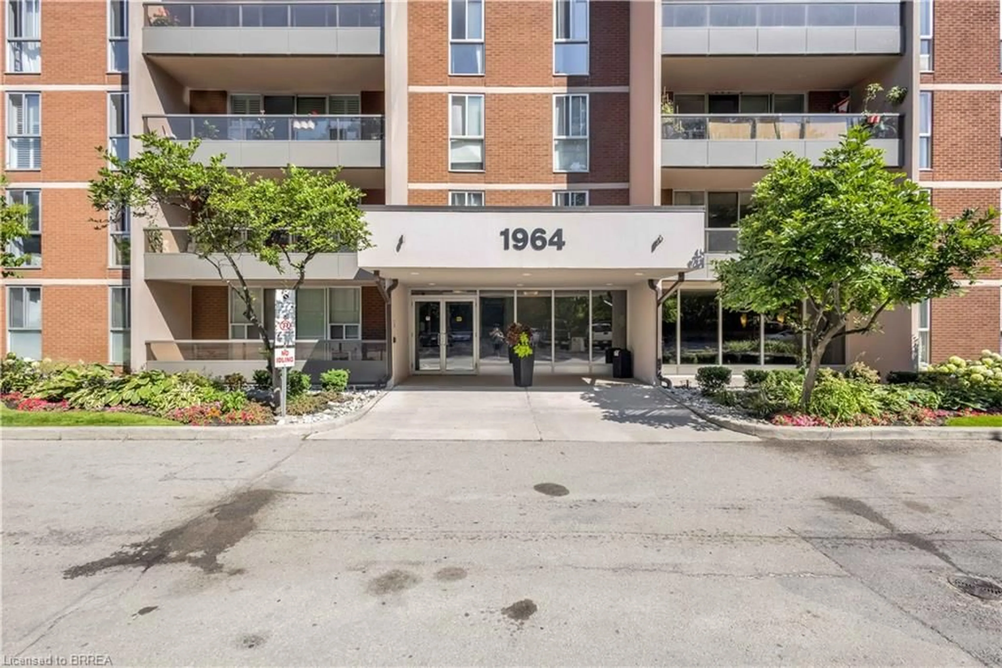 Indoor foyer for 1964 Main St #507, Hamilton Ontario L8S 1J5