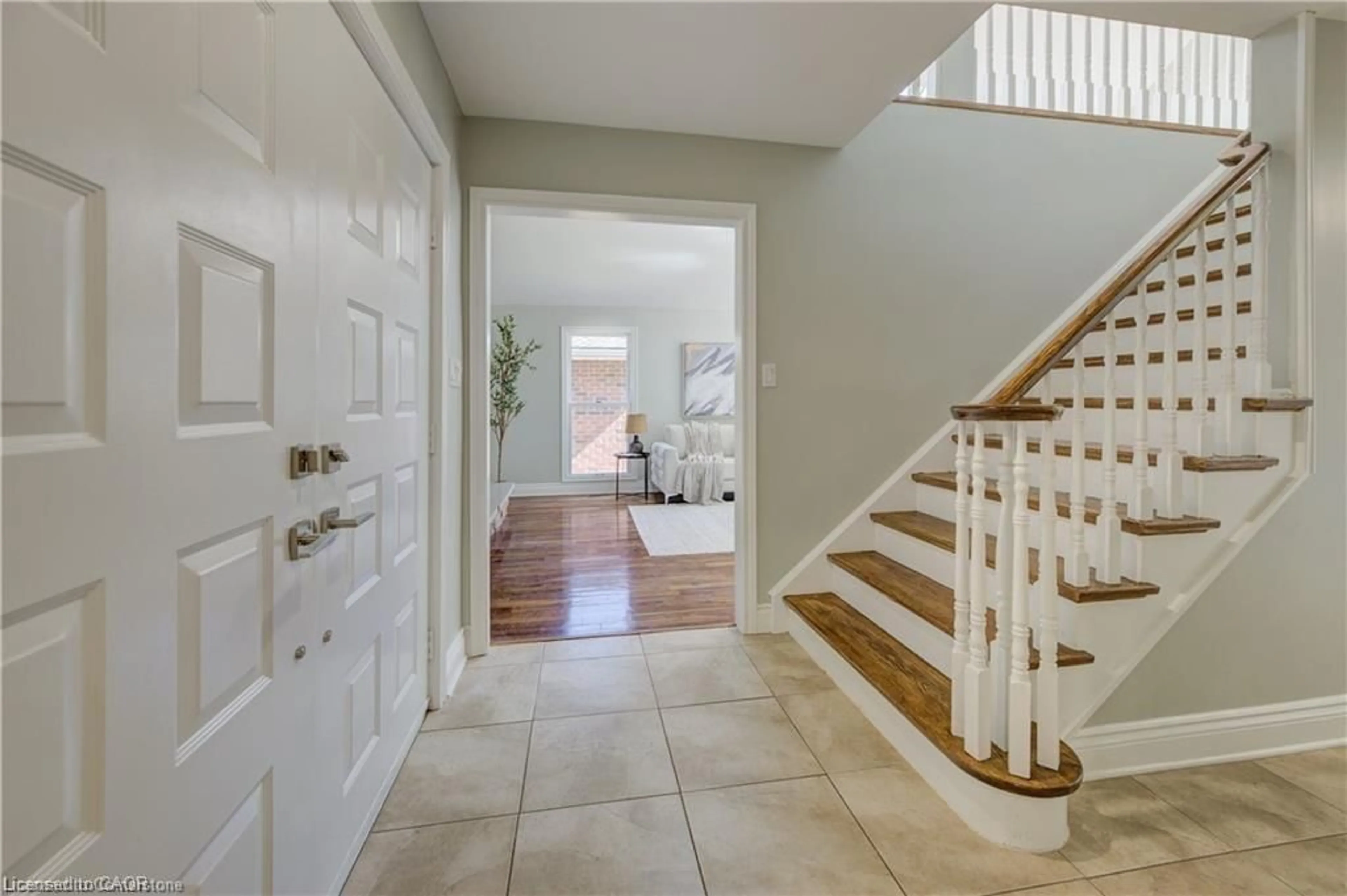 Indoor entryway for 5180 Southgate Ave, Niagara Falls Ontario L2E 7G5