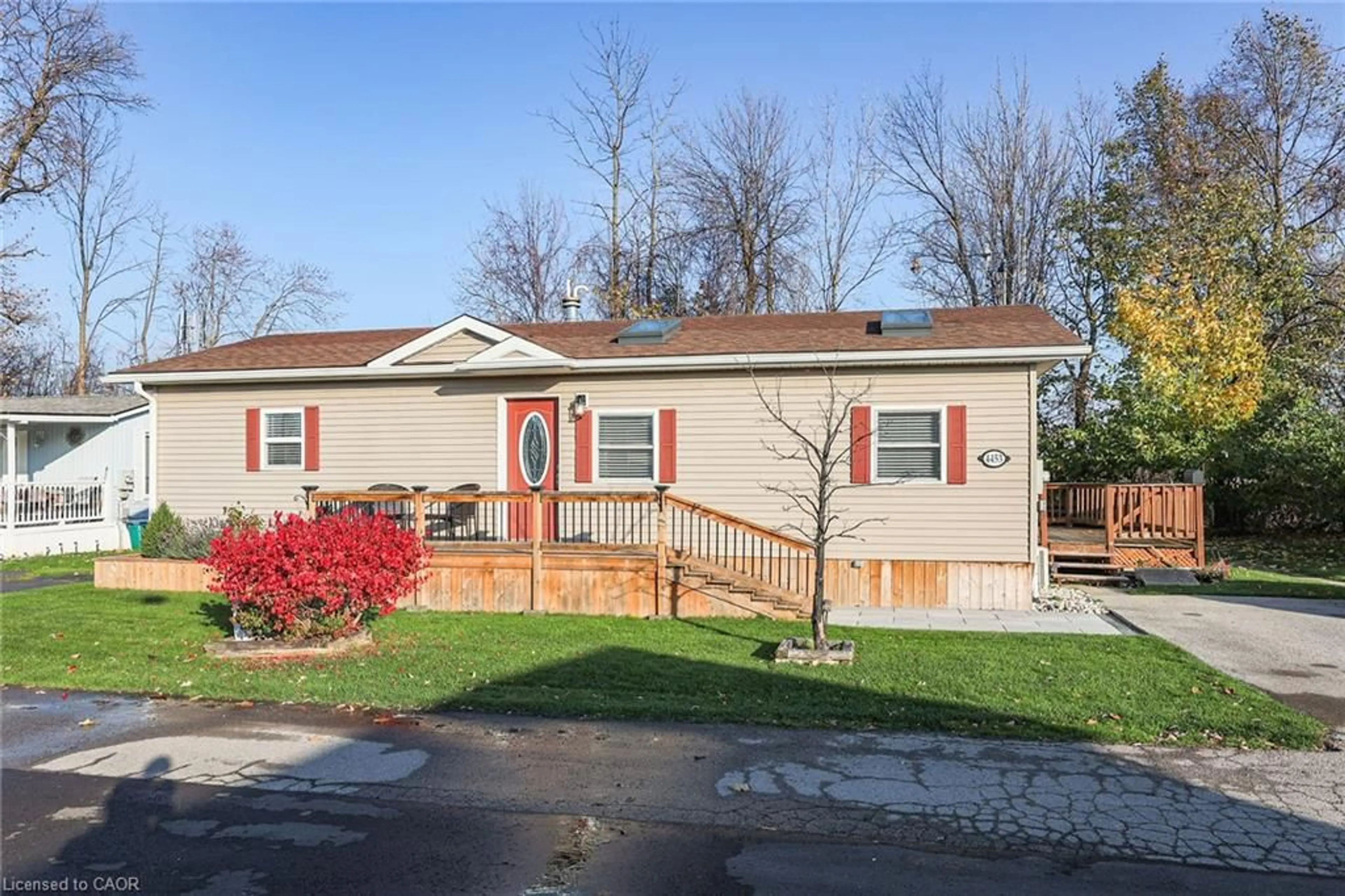 Home with vinyl exterior material, street for 4453 Timothy Lane, Beamsville Ontario L3J 0W1