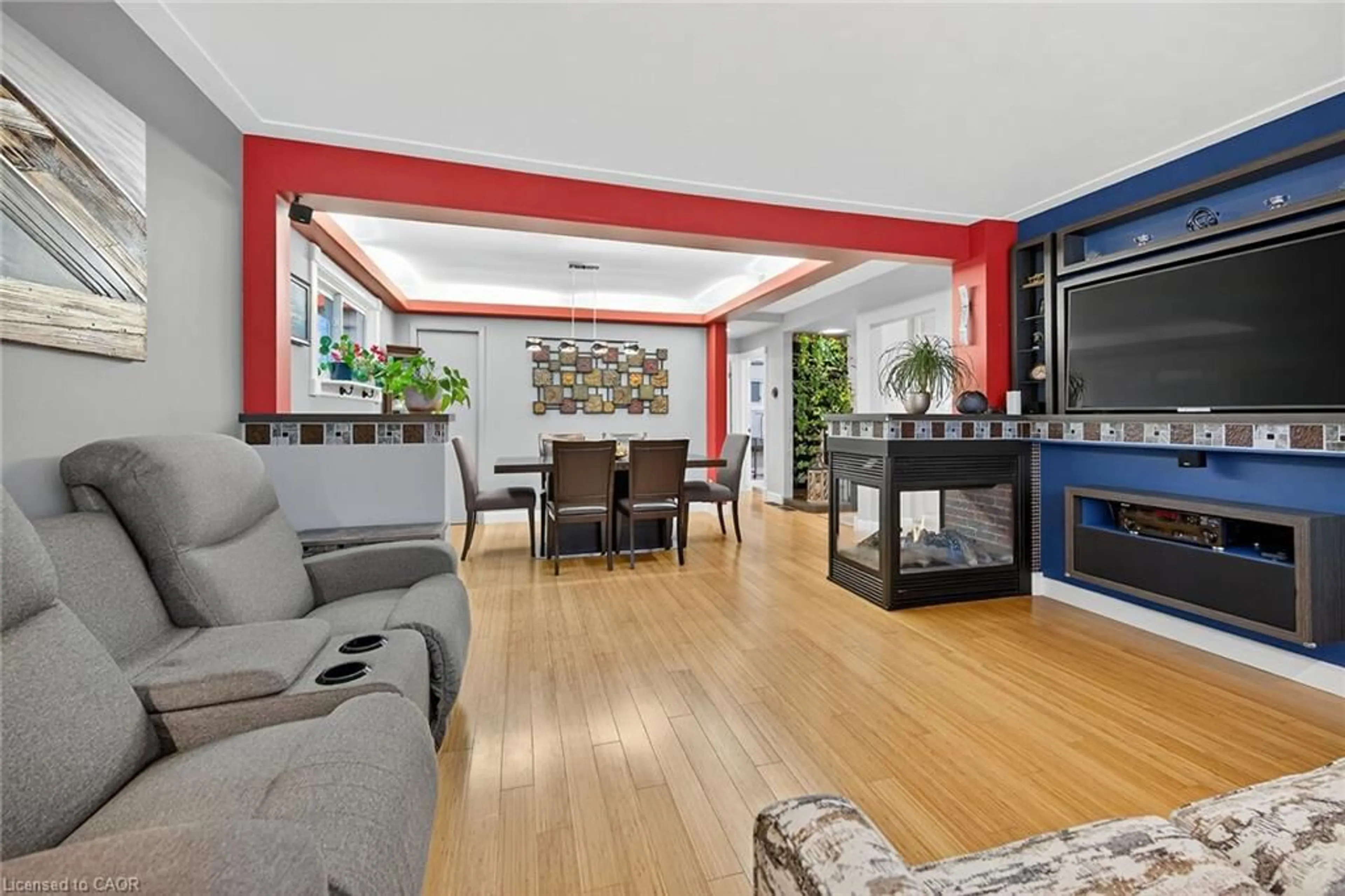 Living room with furniture, unknown for 72 Viceroy Crt, Hamilton Ontario L9A 3Y4