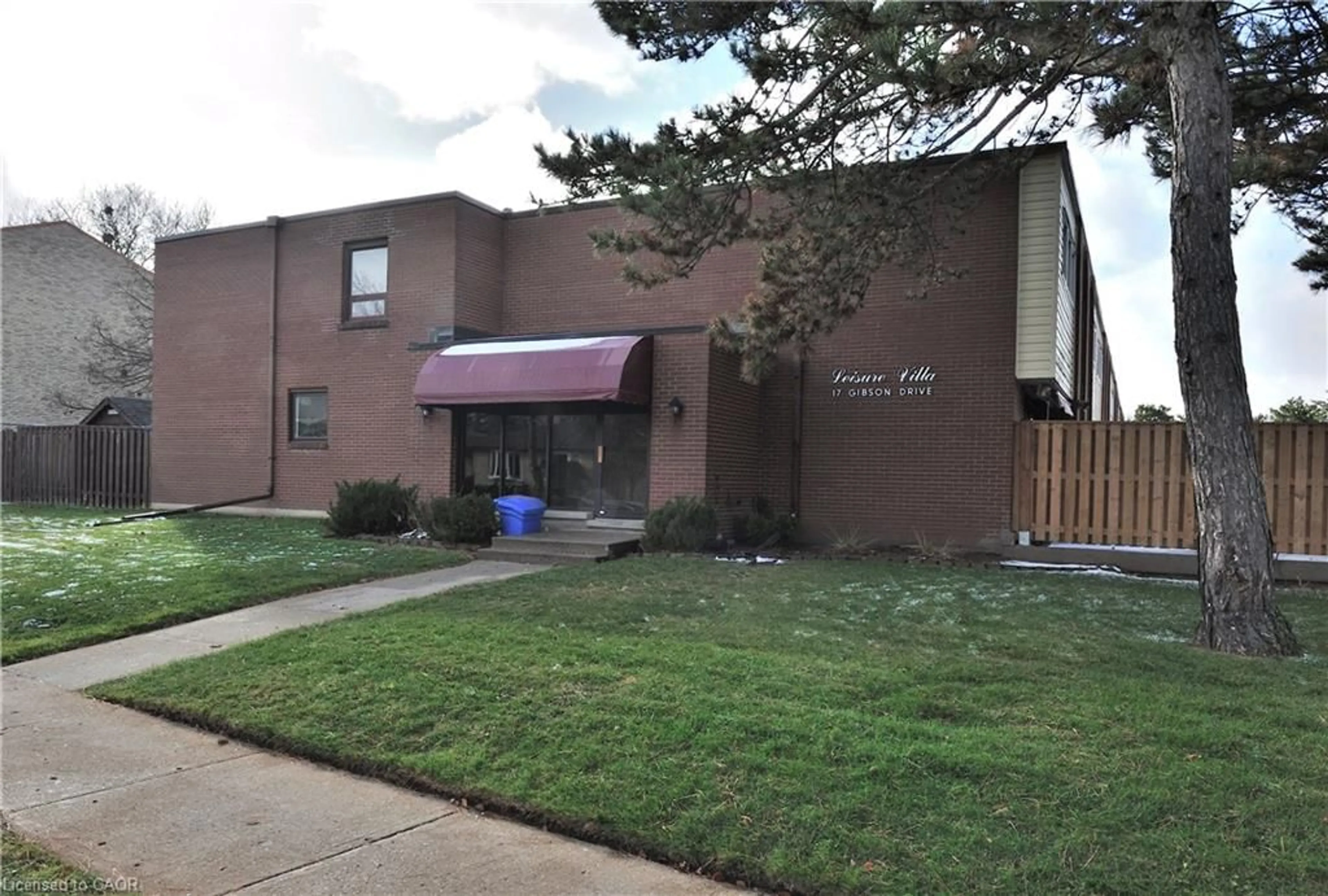 Home with brick exterior material, building for 17 Gibson Dr #2, Kitchener Ontario N2B 2P3