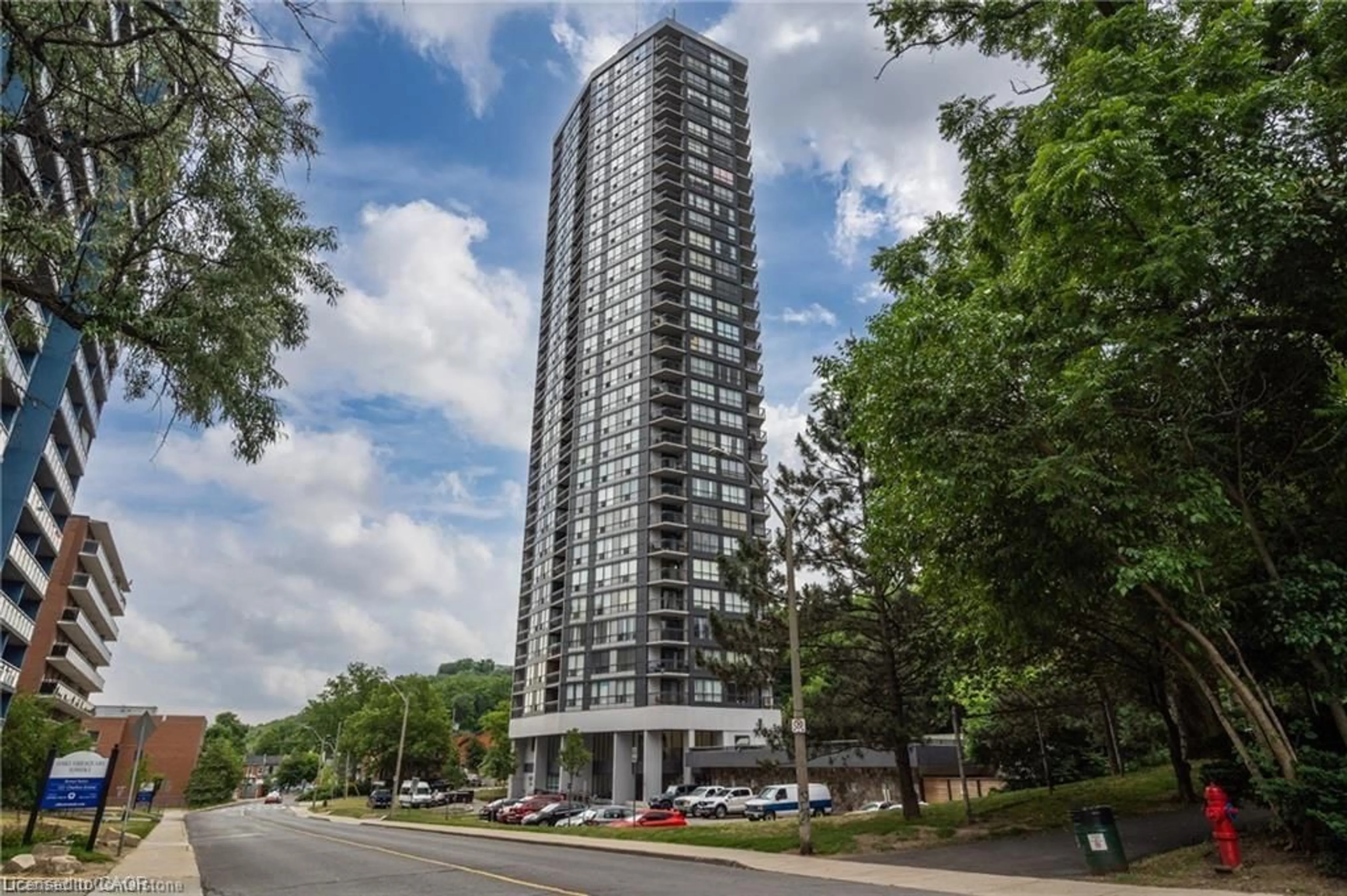 Indoor foyer for 150 Charlton Ave #1208, Hamilton Ontario L8N 3X3