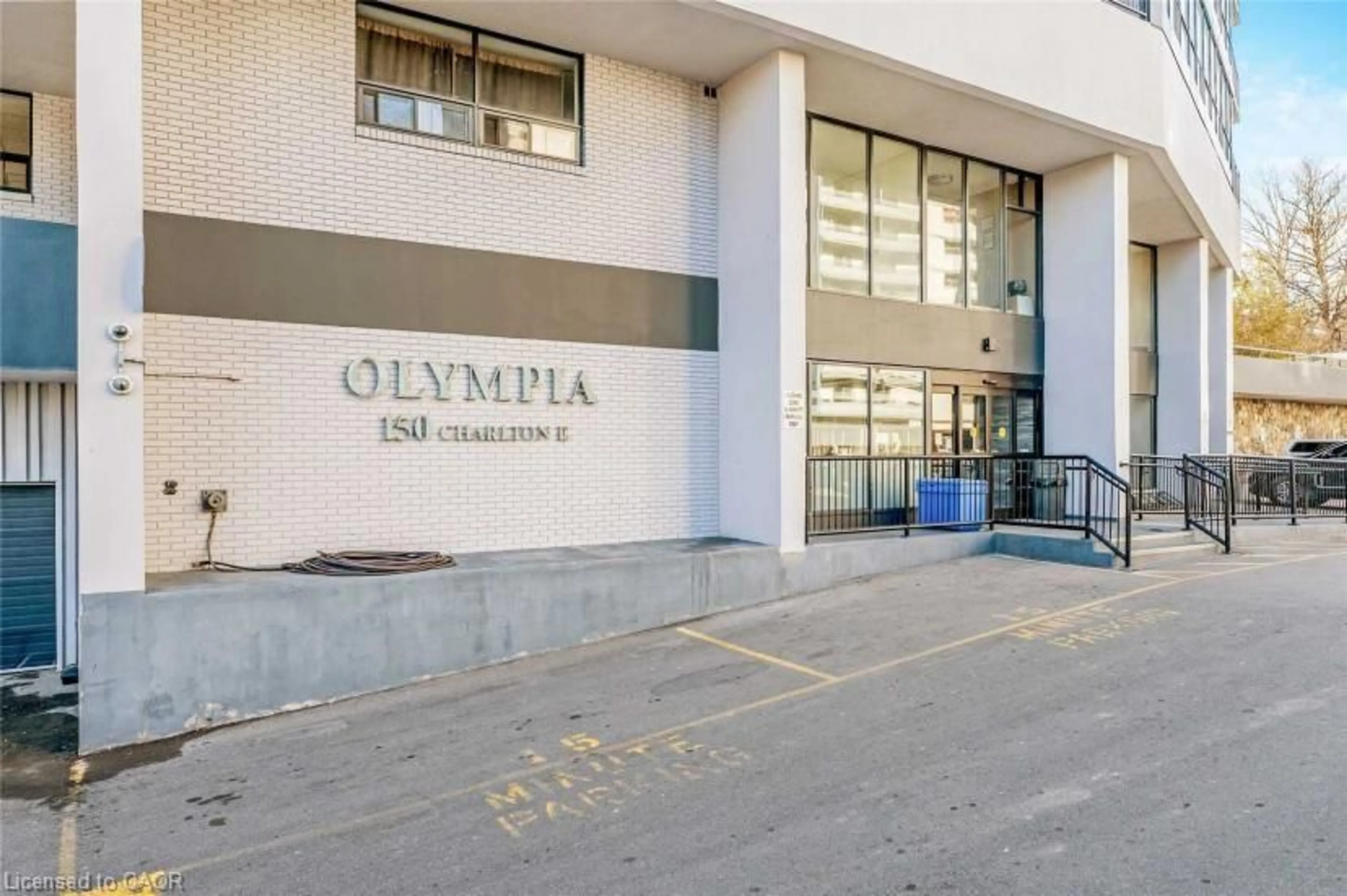 Indoor foyer for 150 Charlton Ave #1208, Hamilton Ontario L8N 3X3