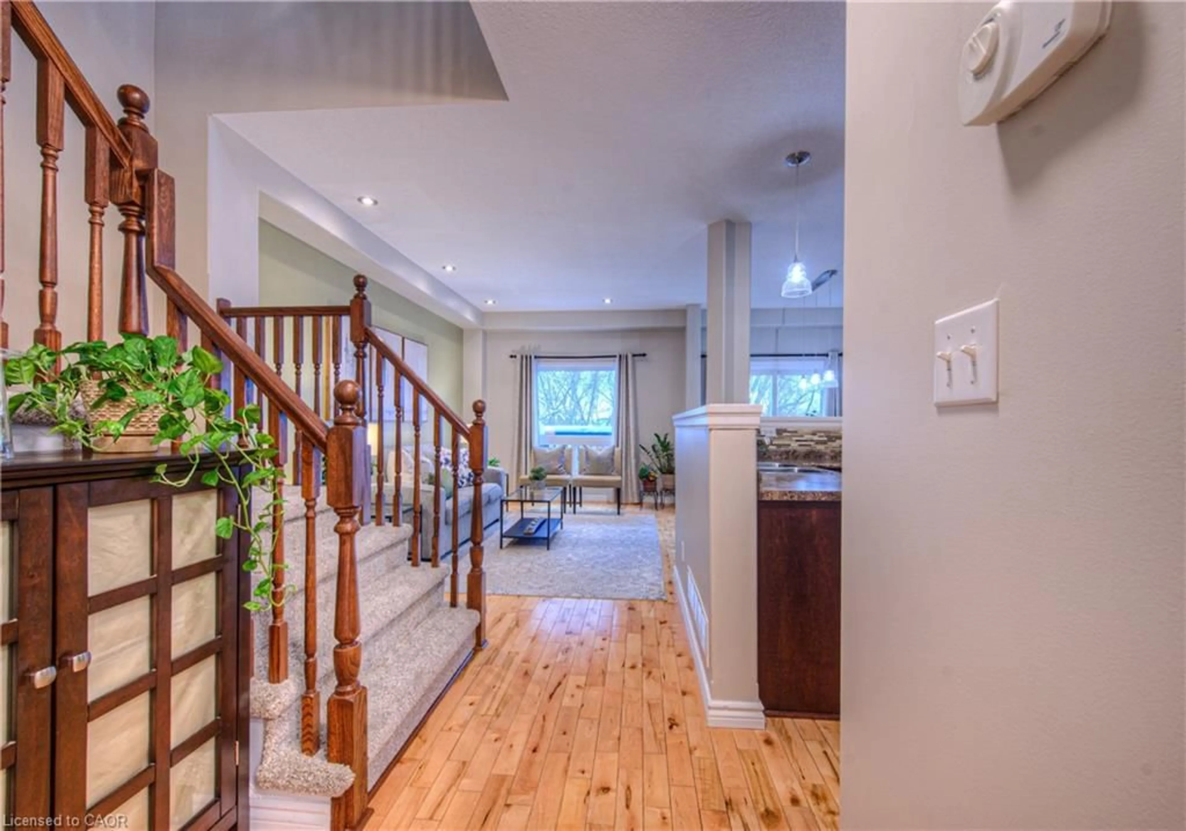 Indoor foyer for 385 Westmeadow Dr, Kitchener Ontario N2N 3K8