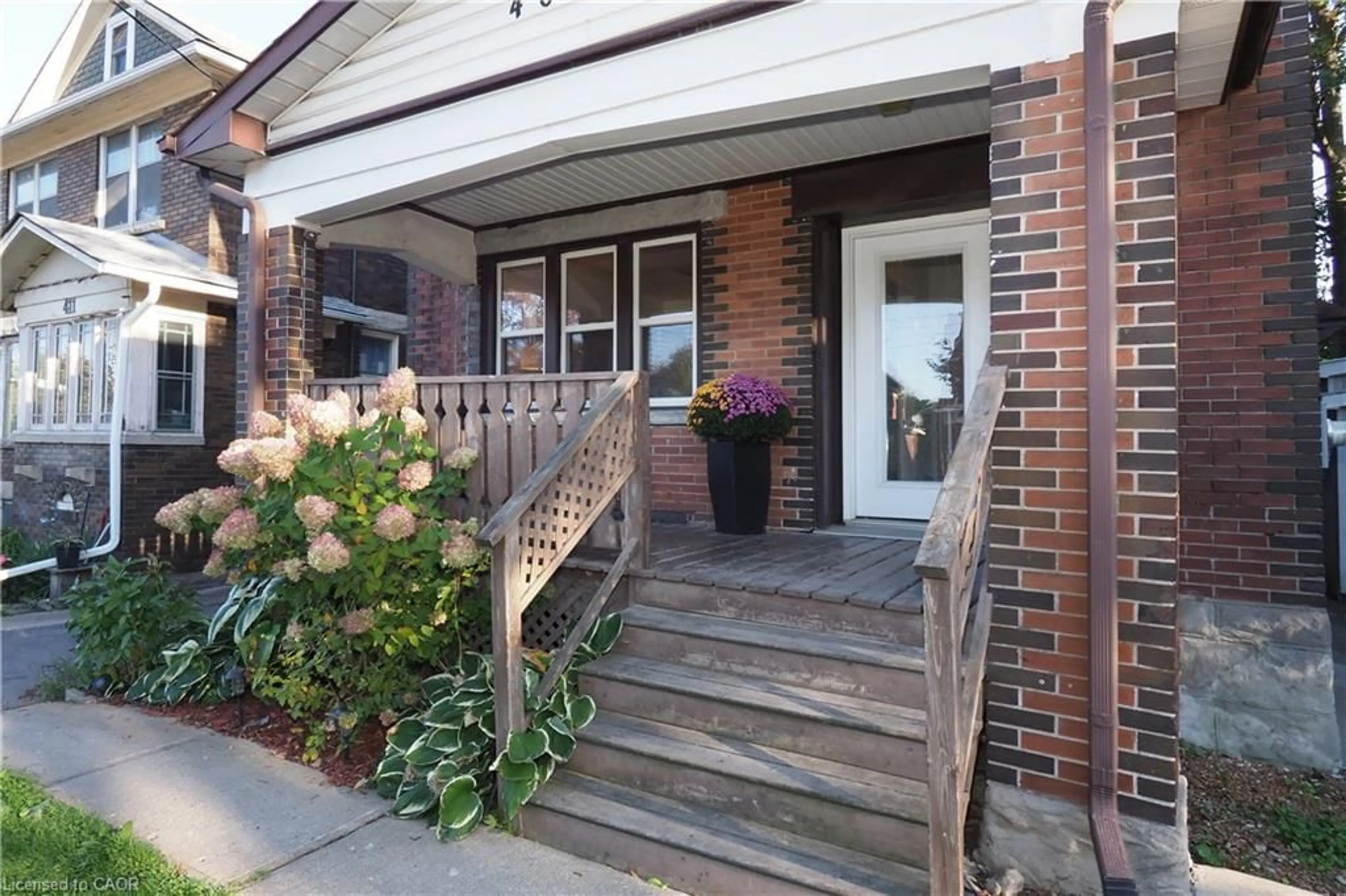 Home with brick exterior material, street for 409 Wellington St, Kitchener Ontario N2H 5L3