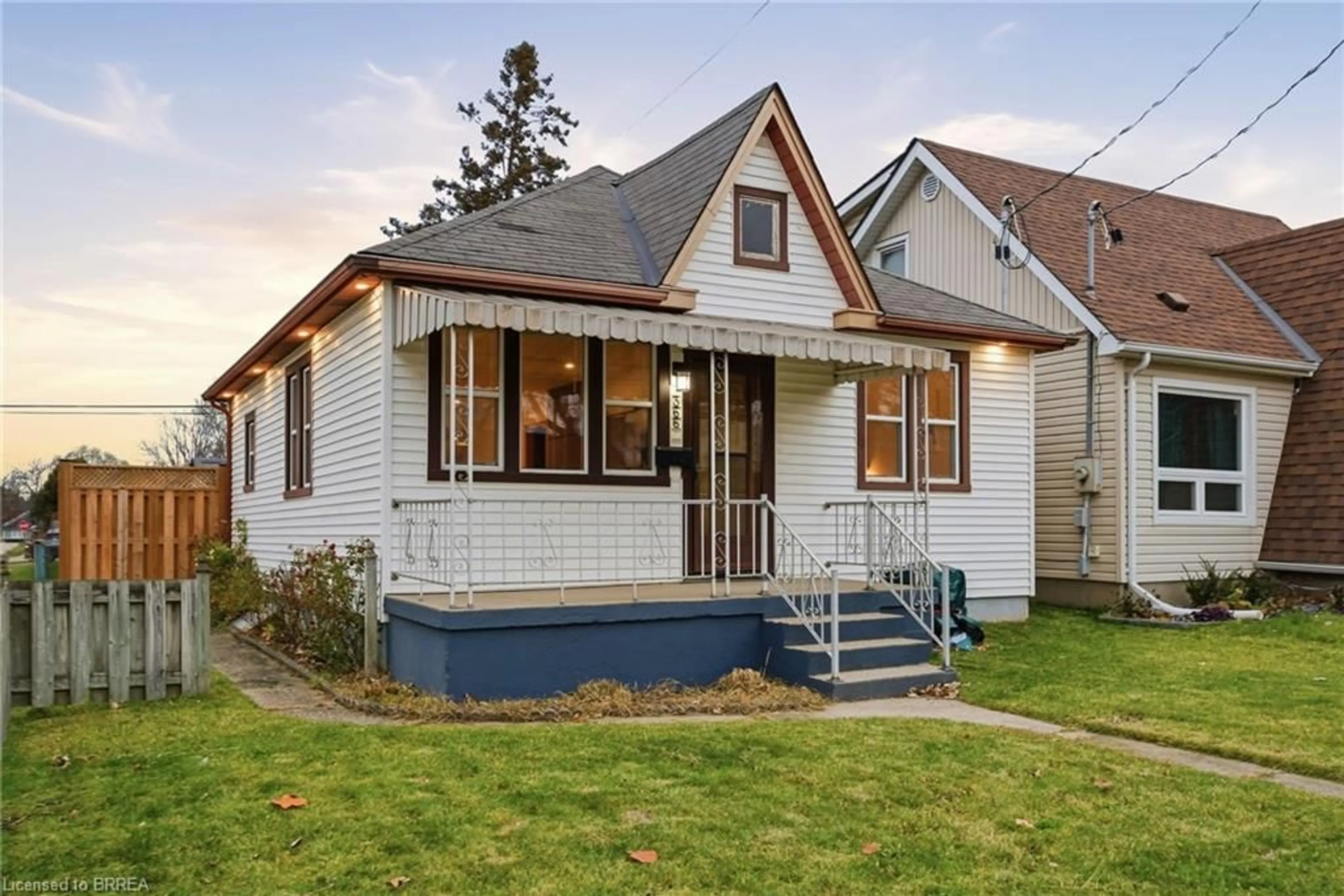 Home with vinyl exterior material, street for 366 Wellington St, Brantford Ontario N3S 4A9